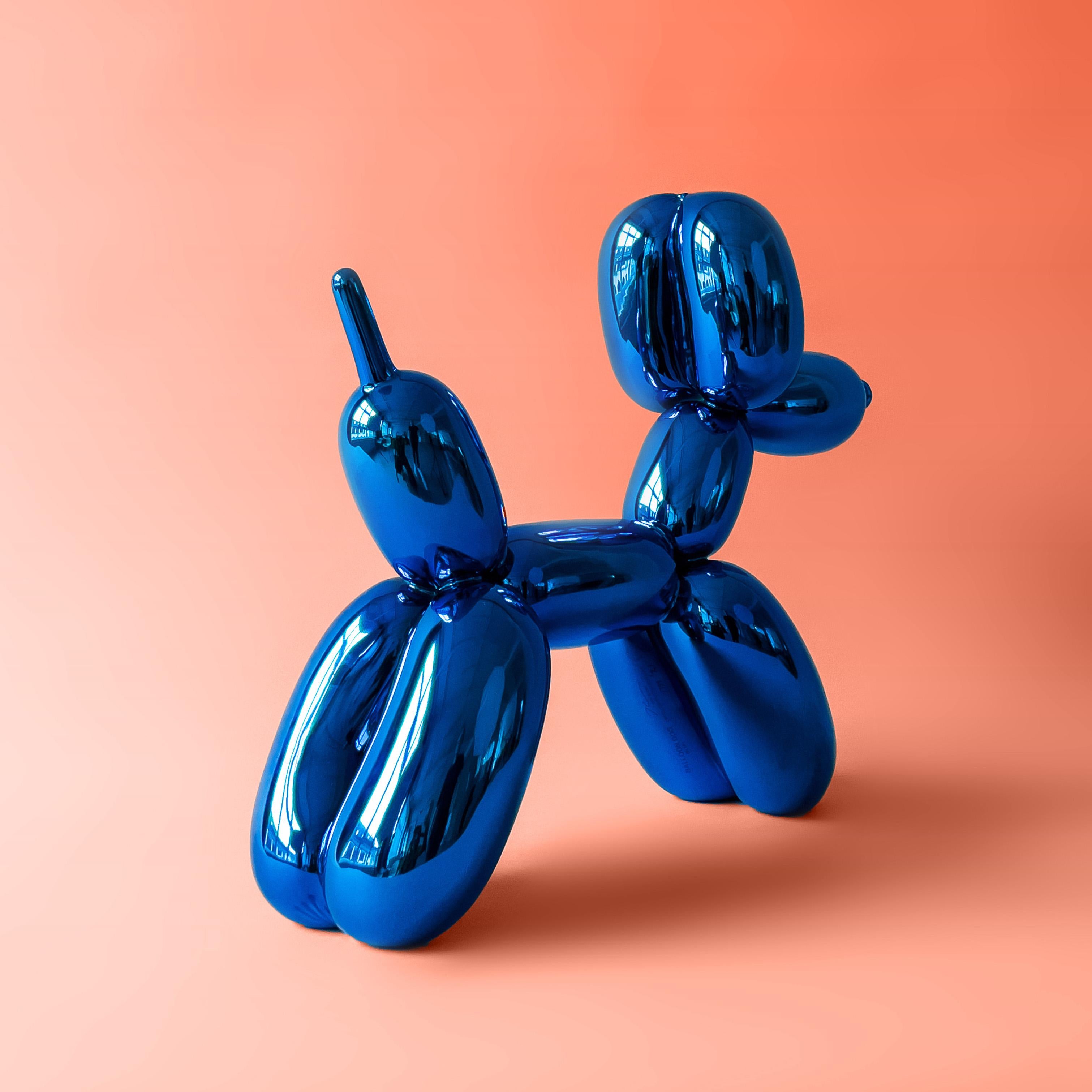 In Koons' Händen werden selbst die vertrautesten, alltäglichen Gegenstände über das Alltägliche hinaus zu wahren Ikonen, die das Wesen der amerikanischen Populärkultur verkörpern.

Jeff Koons
Balloon Dog (Blue) - Jeff Koons, 21. Jahrhundert,