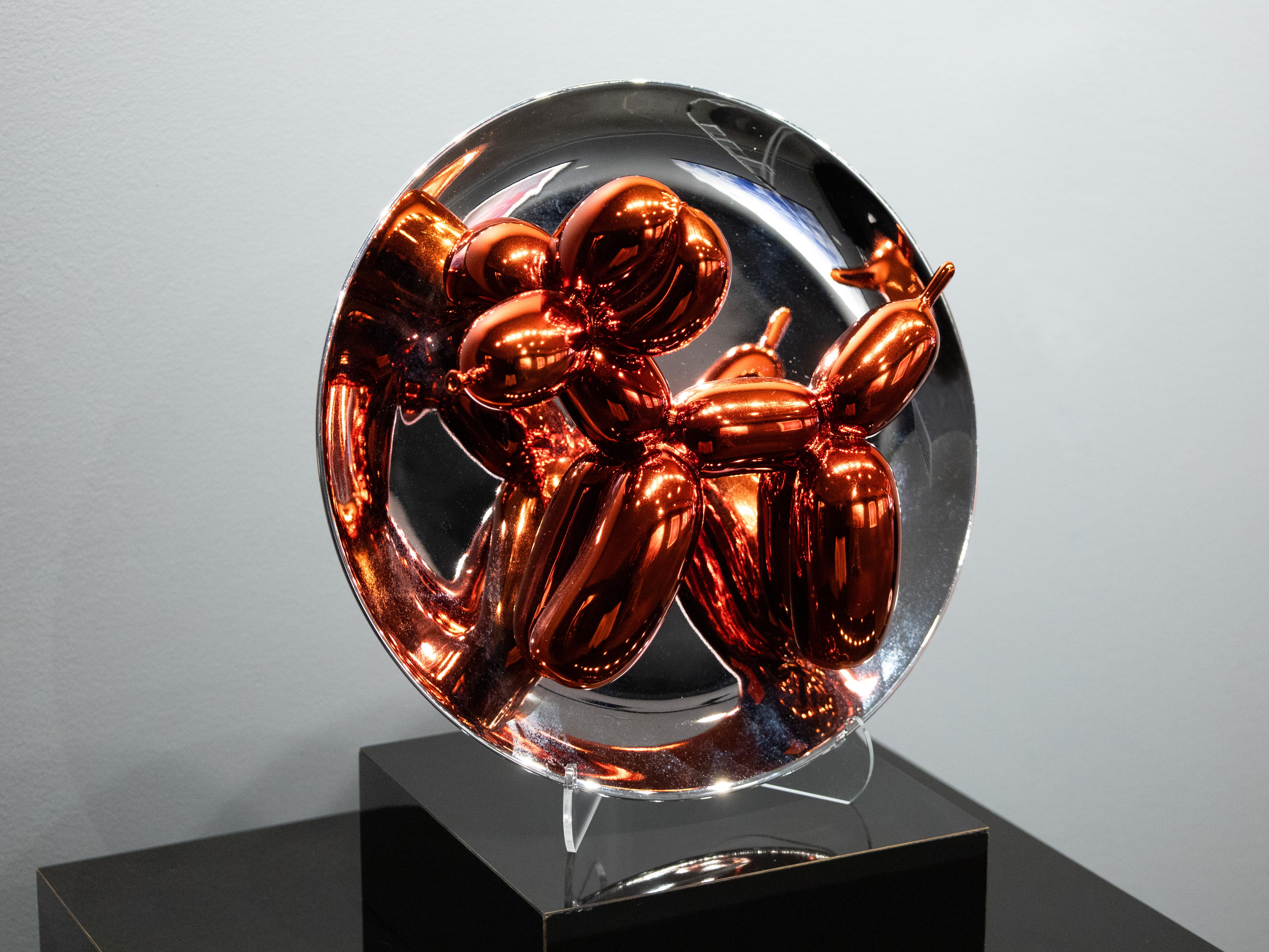 Balloon Dog (Naranja), de Jeff Koons, se considera la obra por excelencia de su célebre serie de pinturas y esculturas Celebración, que Koons empezó a desarrollar a principios de la década de 1990. Esta serie surgió de su deseo de captar la alegría