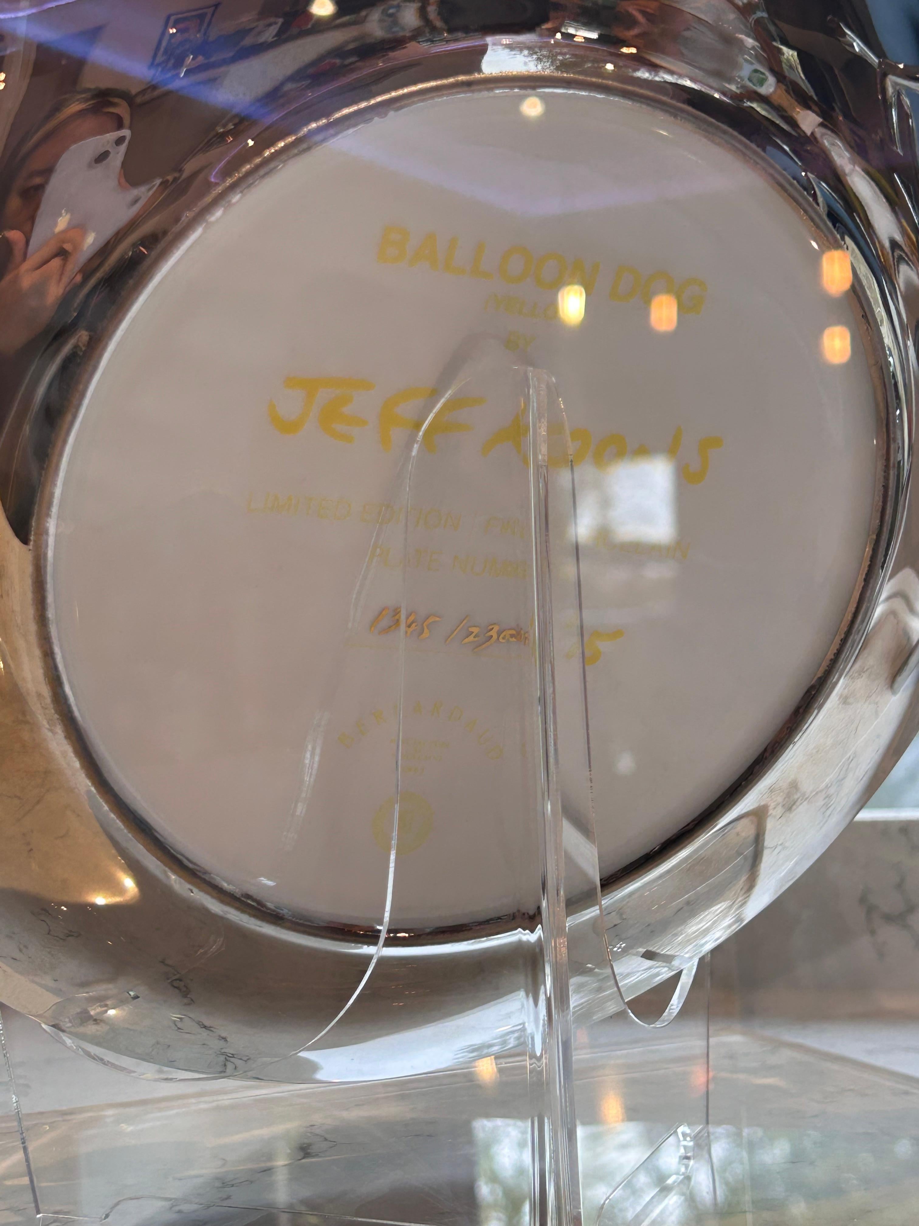 Jeff Koons, chien au ballon jaune, 1995-2002

Porcelaine avec boîte d'origine et support en plastique

26,7 × 26,7 × 12,7 cm (10 1/2 × 10 1/2 × 5 in)

Edition de 2300

Jeff Koons a publié Balloon Dogs dans le cadre de sa série 