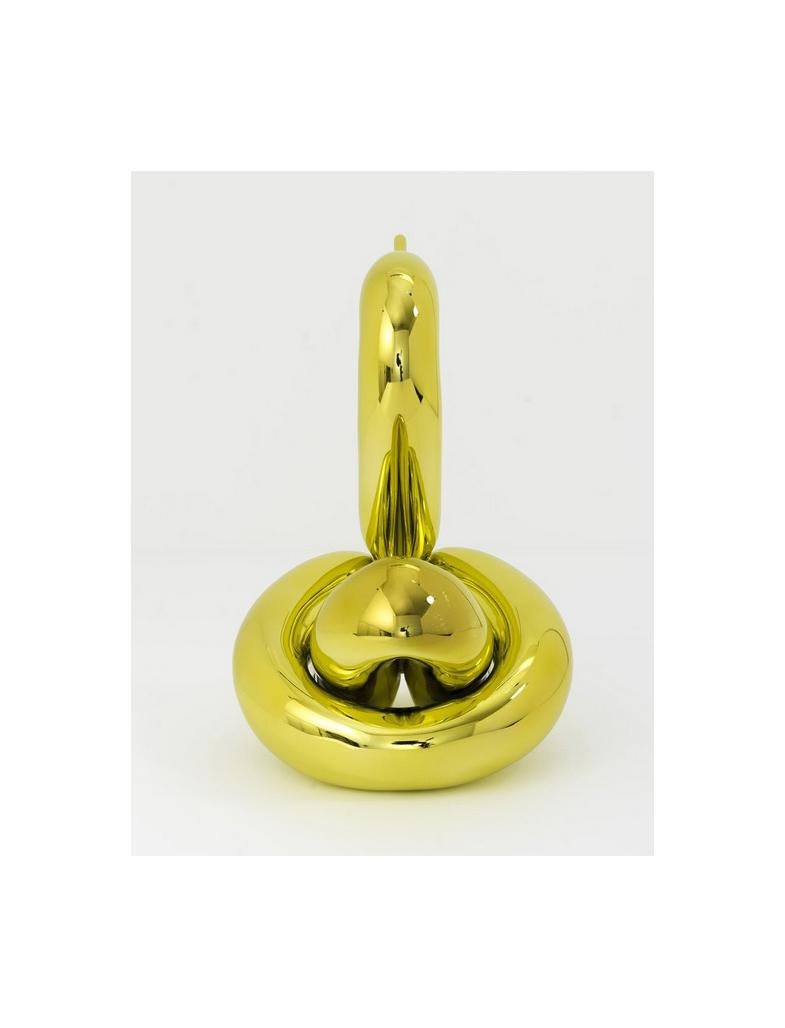 Swan ballon jaune - Beige Figurative Sculpture par Jeff Koons
