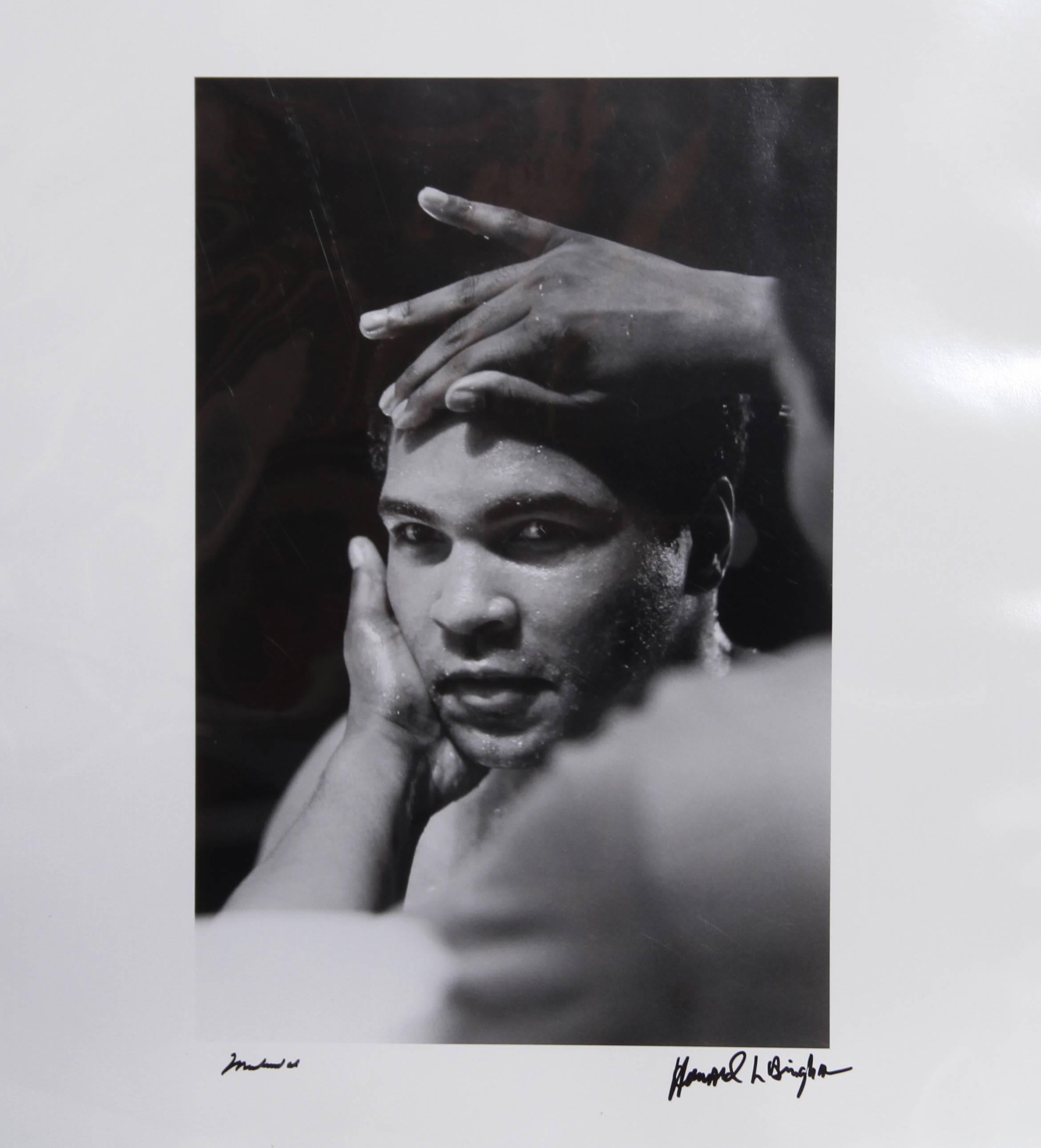 Artiste 1 : Jeff Koons, américain (1954 - ) 
Artiste 2 : Howard L. Bingham, américain (1939 - )

Titre : GOAT : Un hommage à Muhammad Ali - Edition CHAMPS

Livre : Livre relié dans une boîte à clapet, signé et numéroté sur le frontispice par les