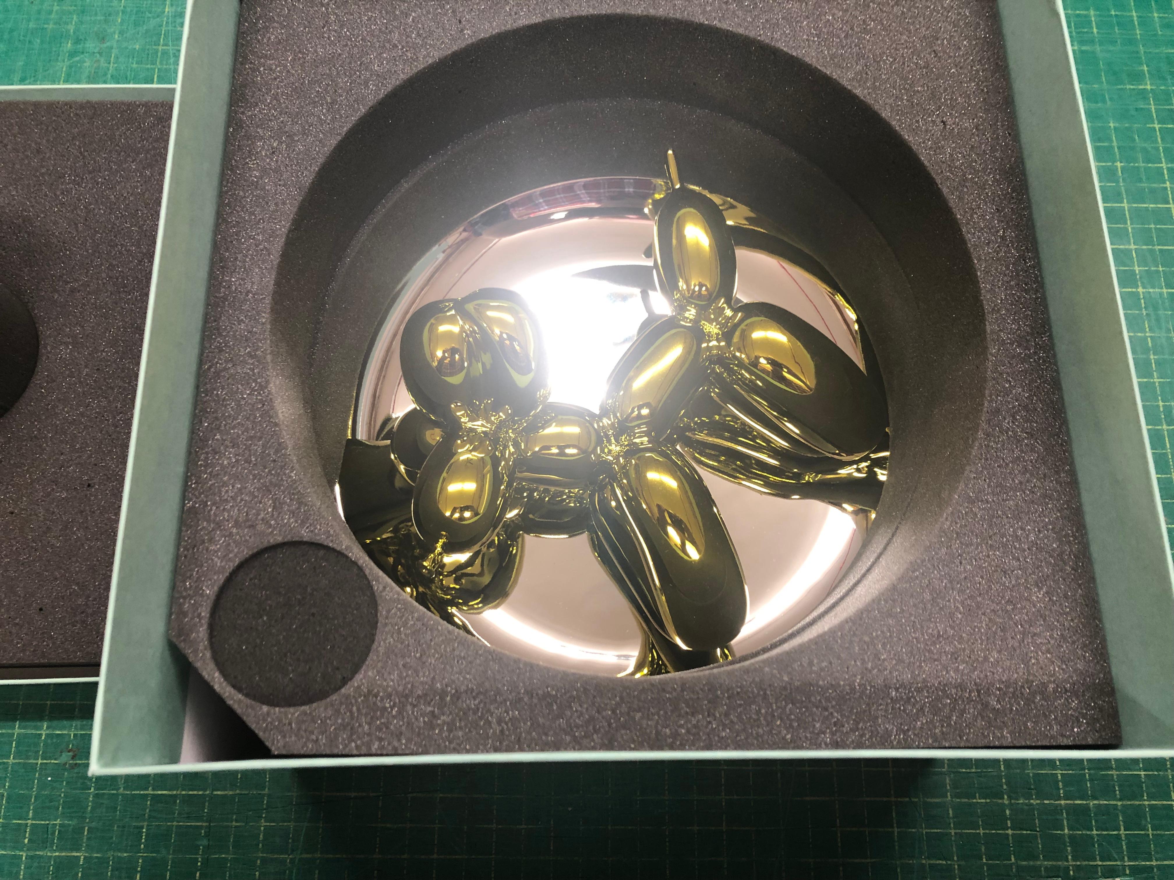 Jeff Koons - Cane con palloncino (giallo) - Scultura in oro con supporto in vendita 15
