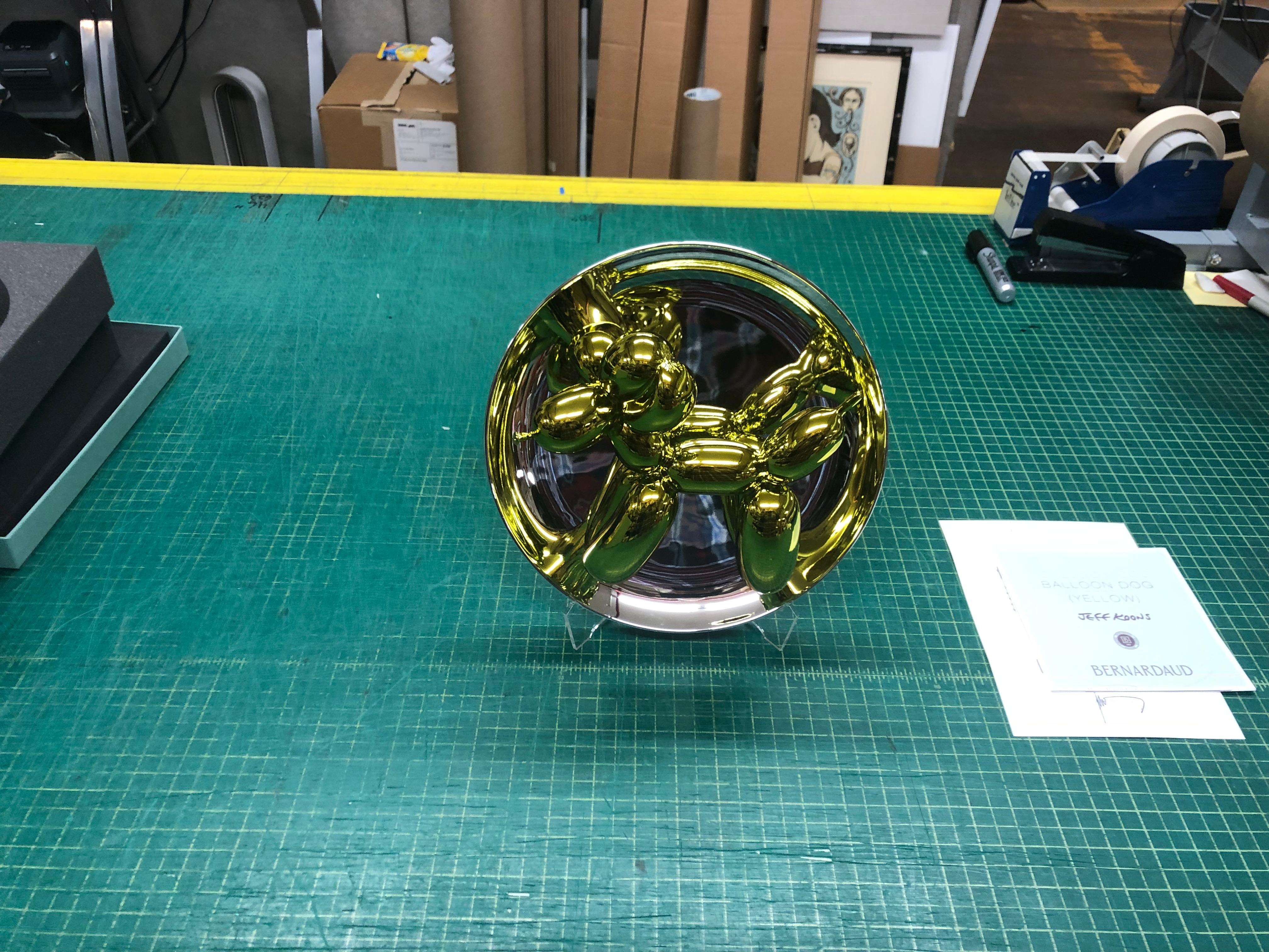 Jeff Koons - Cane con palloncino (giallo) - Scultura in oro con supporto in vendita 1