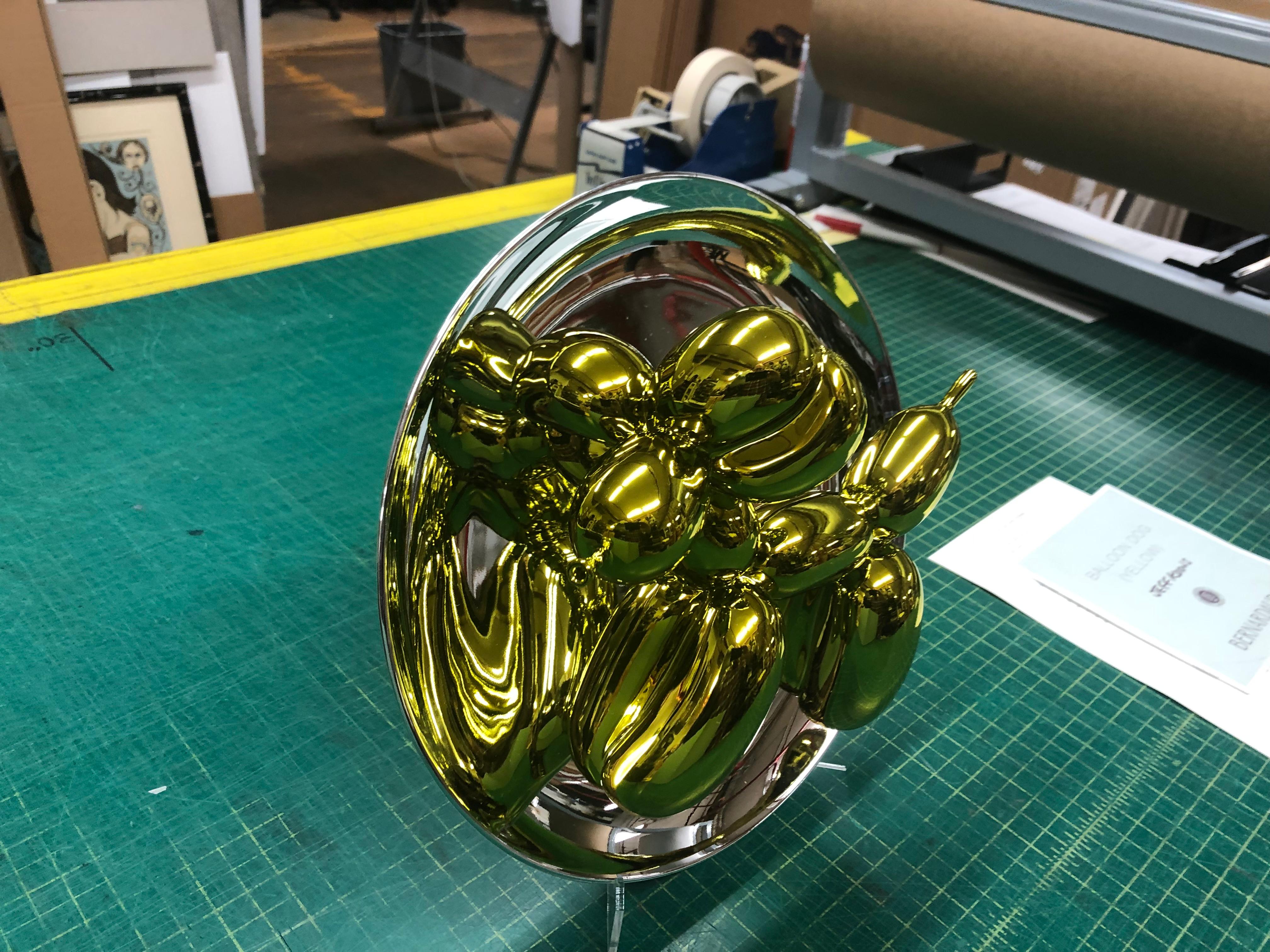 Jeff Koons - Cane con palloncino (giallo) - Scultura in oro con supporto in vendita 3