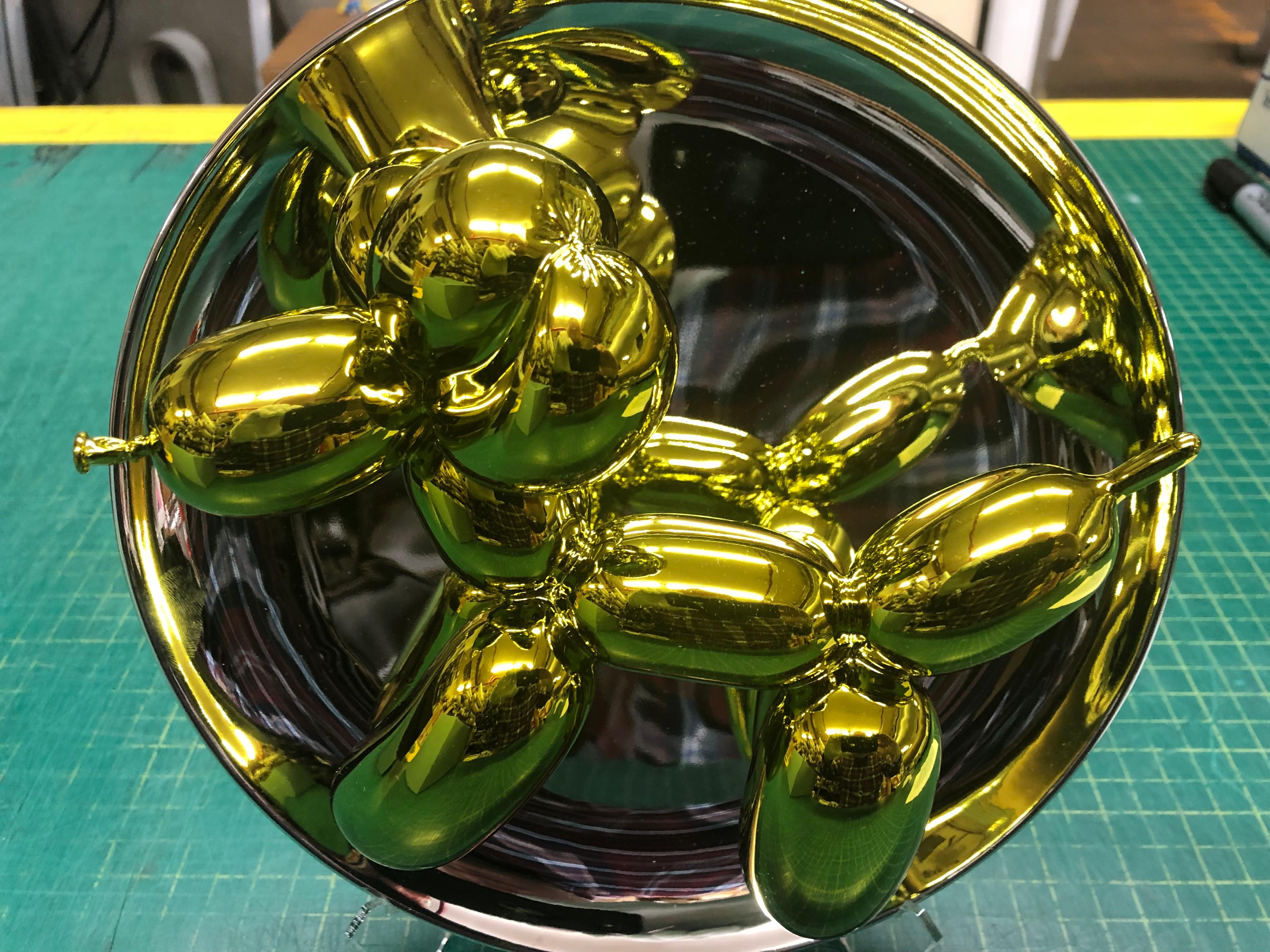 Jeff Koons - Cane con palloncino (giallo) - Scultura in oro con supporto in vendita 4