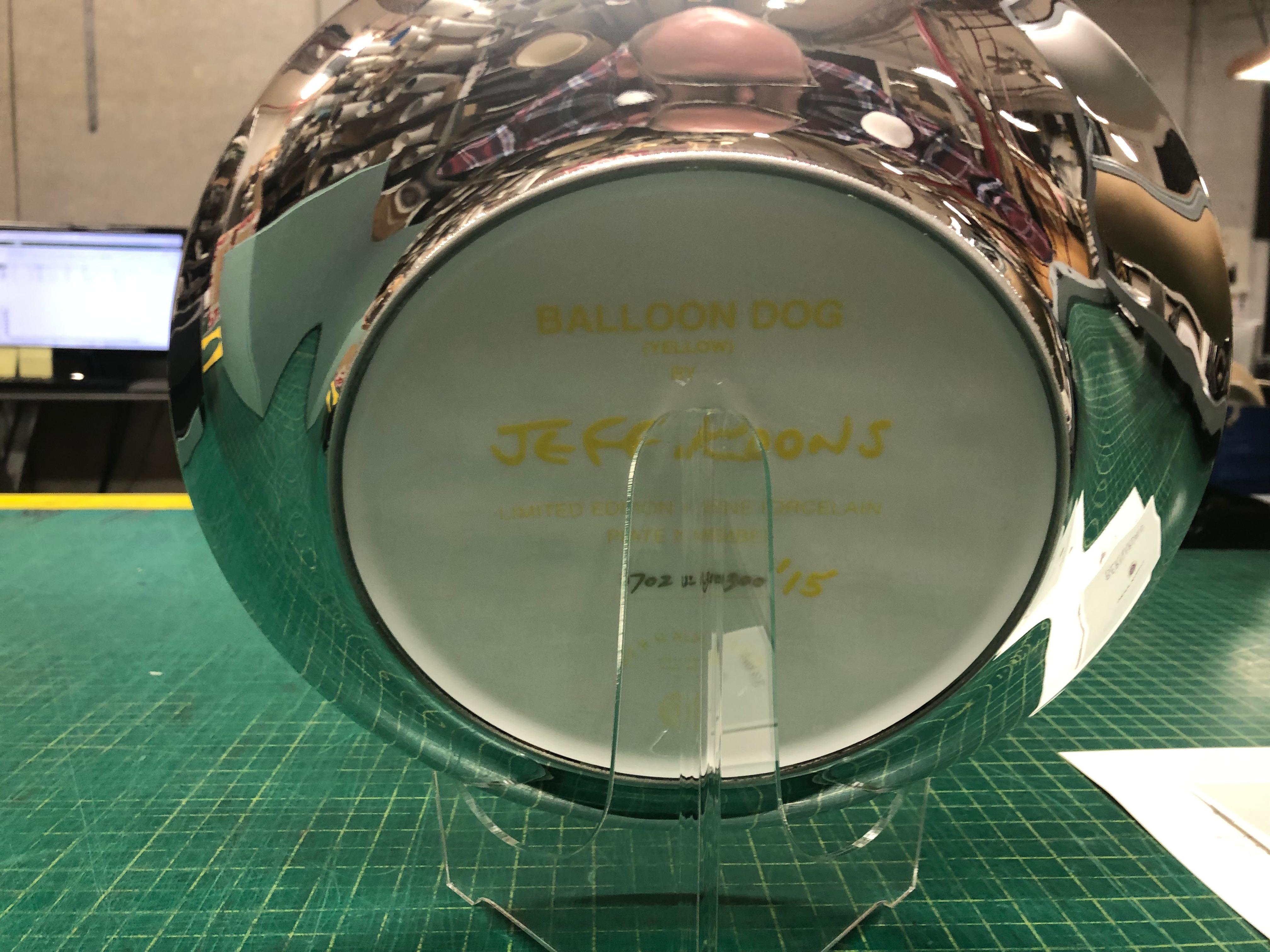 Jeff Koons - Cane con palloncino (giallo) - Scultura in oro con supporto in vendita 5
