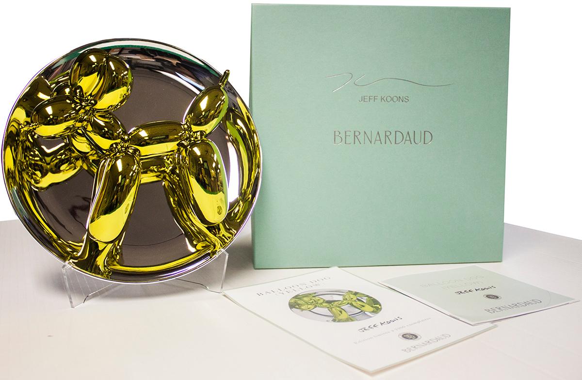Prova l'epitome del lusso con il piatto in edizione limitata "Balloon Dog (Yellow)" del famoso artista Jeff Koons, realizzato in collaborazione con lo stimato produttore francese di porcellane Bernardaud. Questo squisito pezzo reimmagina l'iconica