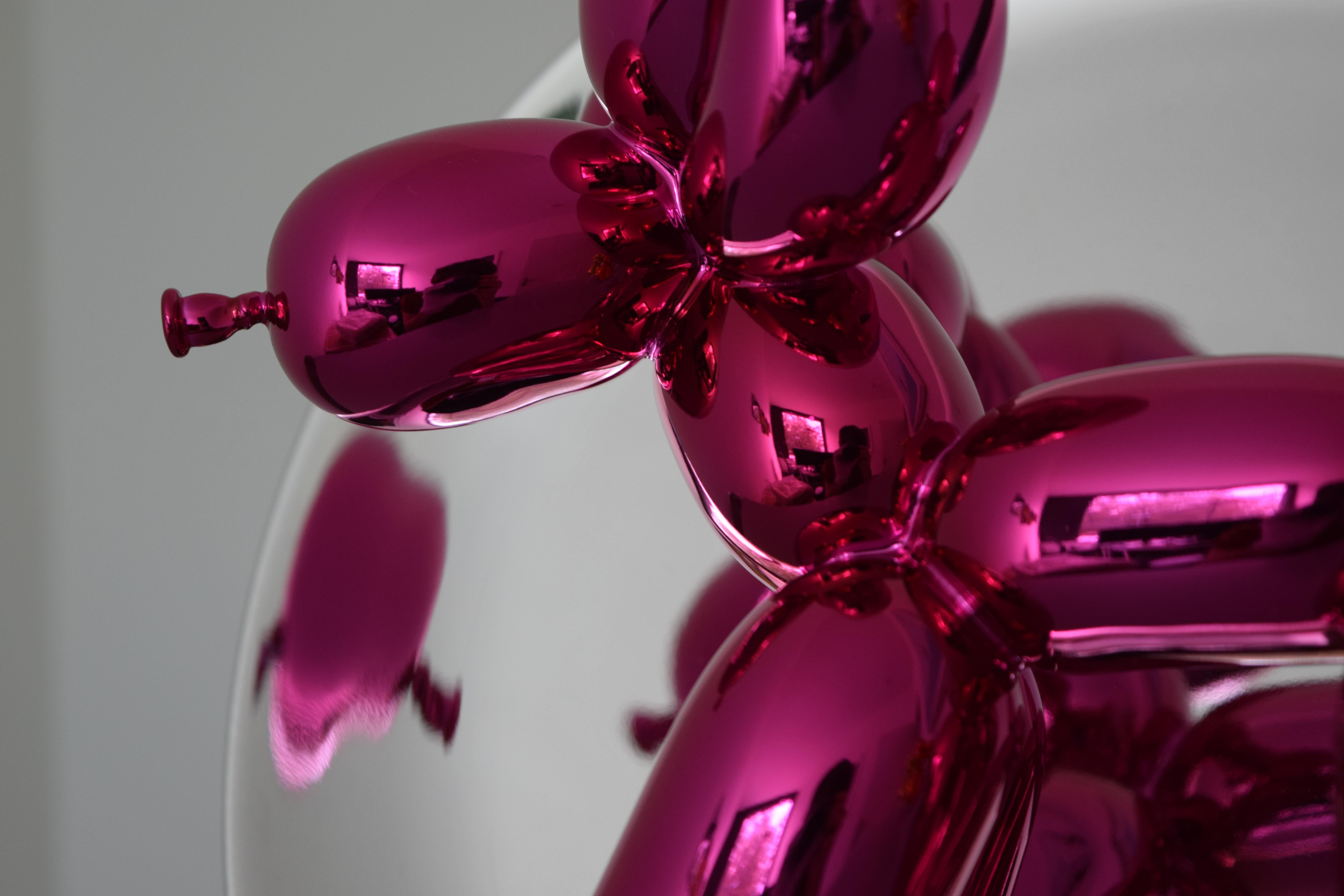 Sculpture iconique de Jeff Koons, Porcelaine, Art Contemporain, Magenta Balloon Dog en vente 9