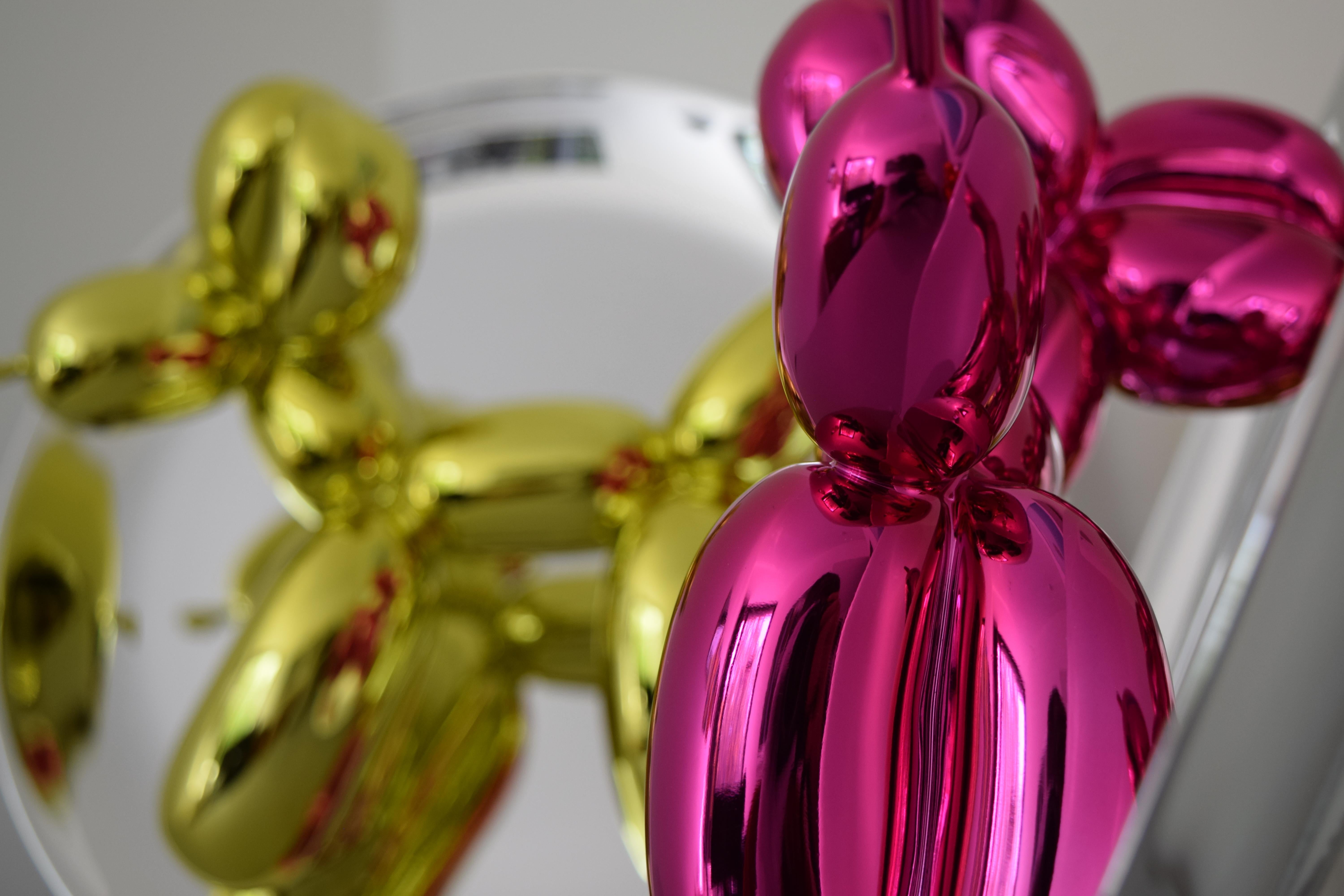 Sculpture iconique de Jeff Koons, Porcelaine, Art Contemporain, Magenta Balloon Dog en vente 17
