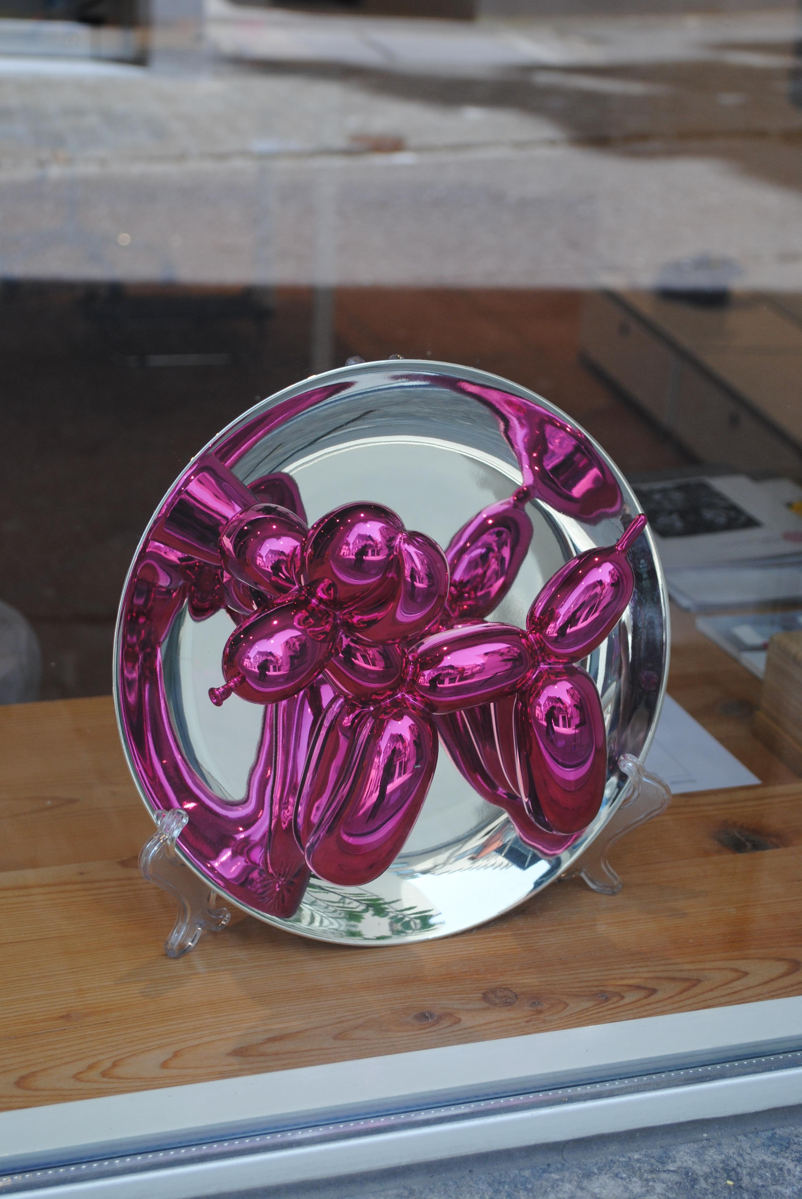 Sculpture iconique de Jeff Koons, Porcelaine, Art Contemporain, Magenta Balloon Dog en vente 4