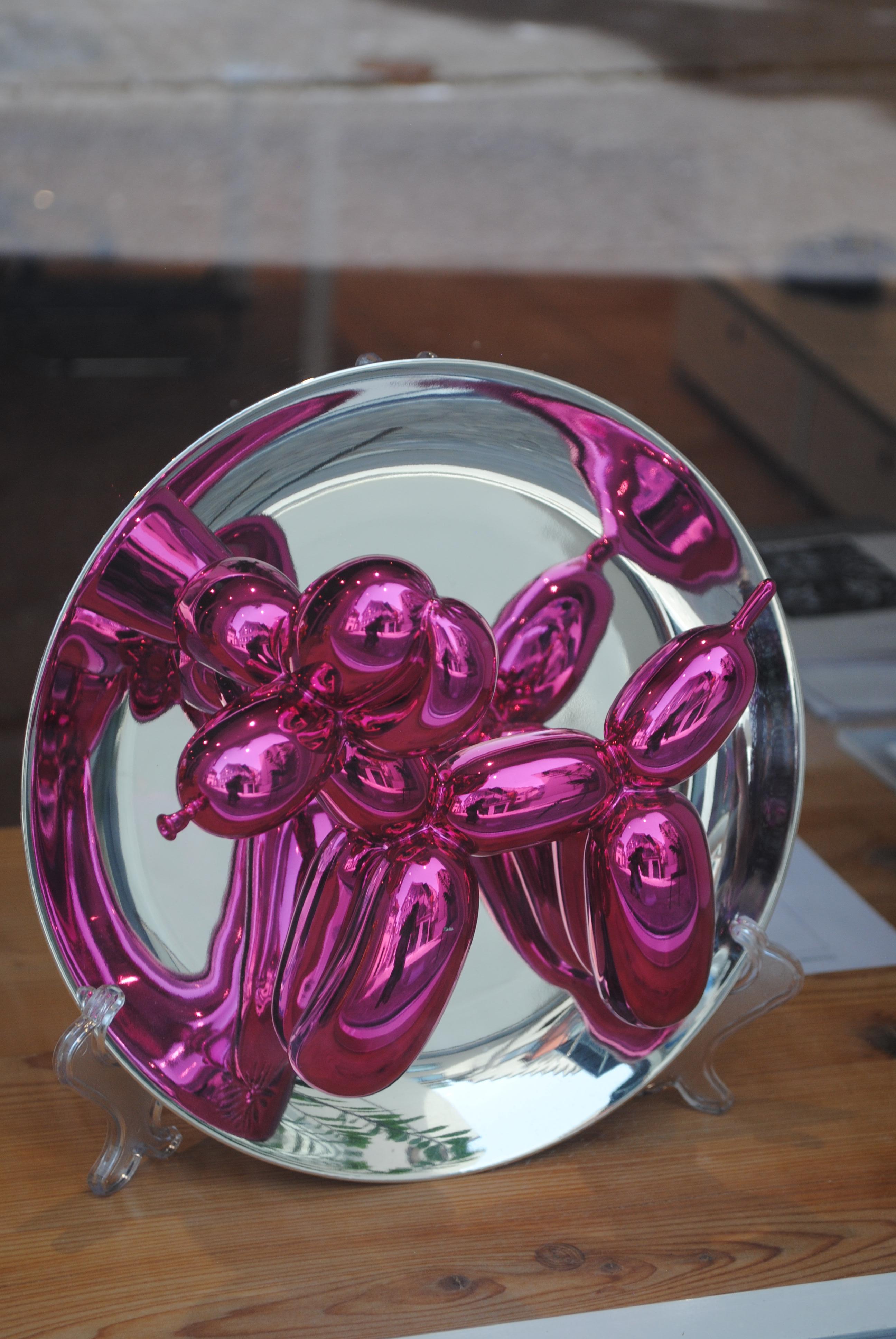 Sculpture iconique de Jeff Koons, Porcelaine, Art Contemporain, Magenta Balloon Dog en vente 5