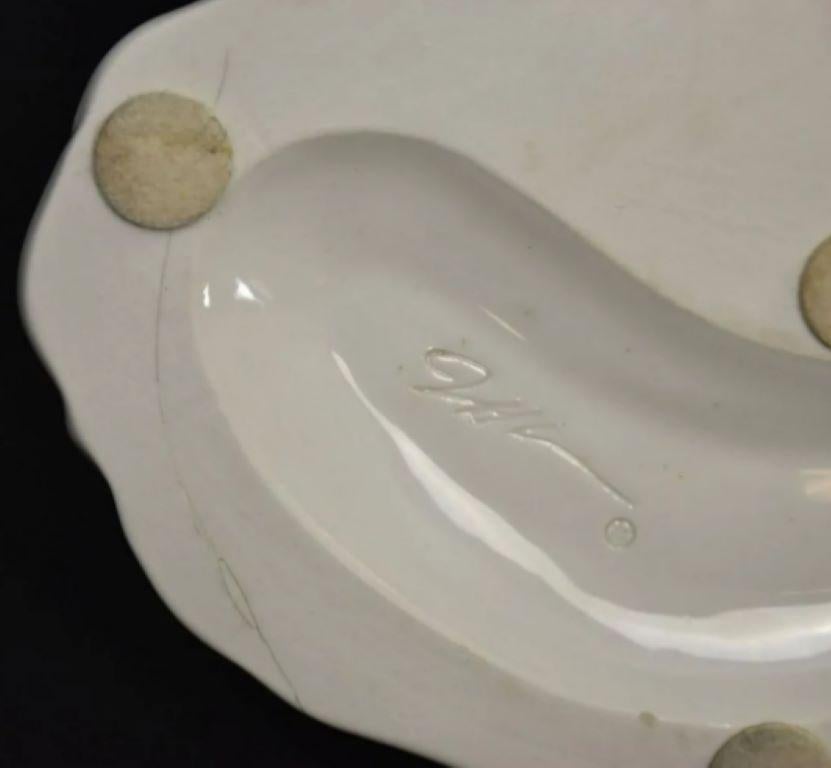 Vase en porcelaine blanche émaillée. Numéroté 332/3000. Avec la signature incisée de l'artiste, la date et le numéro d'édition 1840/3000 sur la base. Publié par Art of This Century, New York et Paris. 
