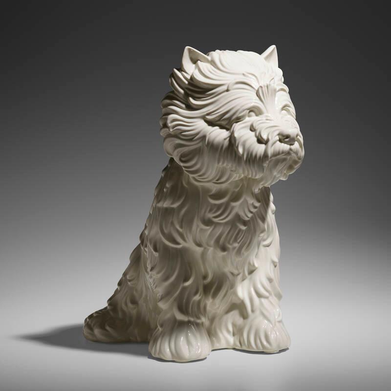 Jeff Koons' Puppy (Vase) ist eine glasierte Porzellanvase mit den Maßen 44,5 x 28 x 33,2 cm (17 ½ x 11 x 13 Zoll), die nach der ikonischen 40-Fuß-Topiary-Skulptur des Künstlers im Guggenheim Museum Bilbao geschaffen wurde.  Das mit der