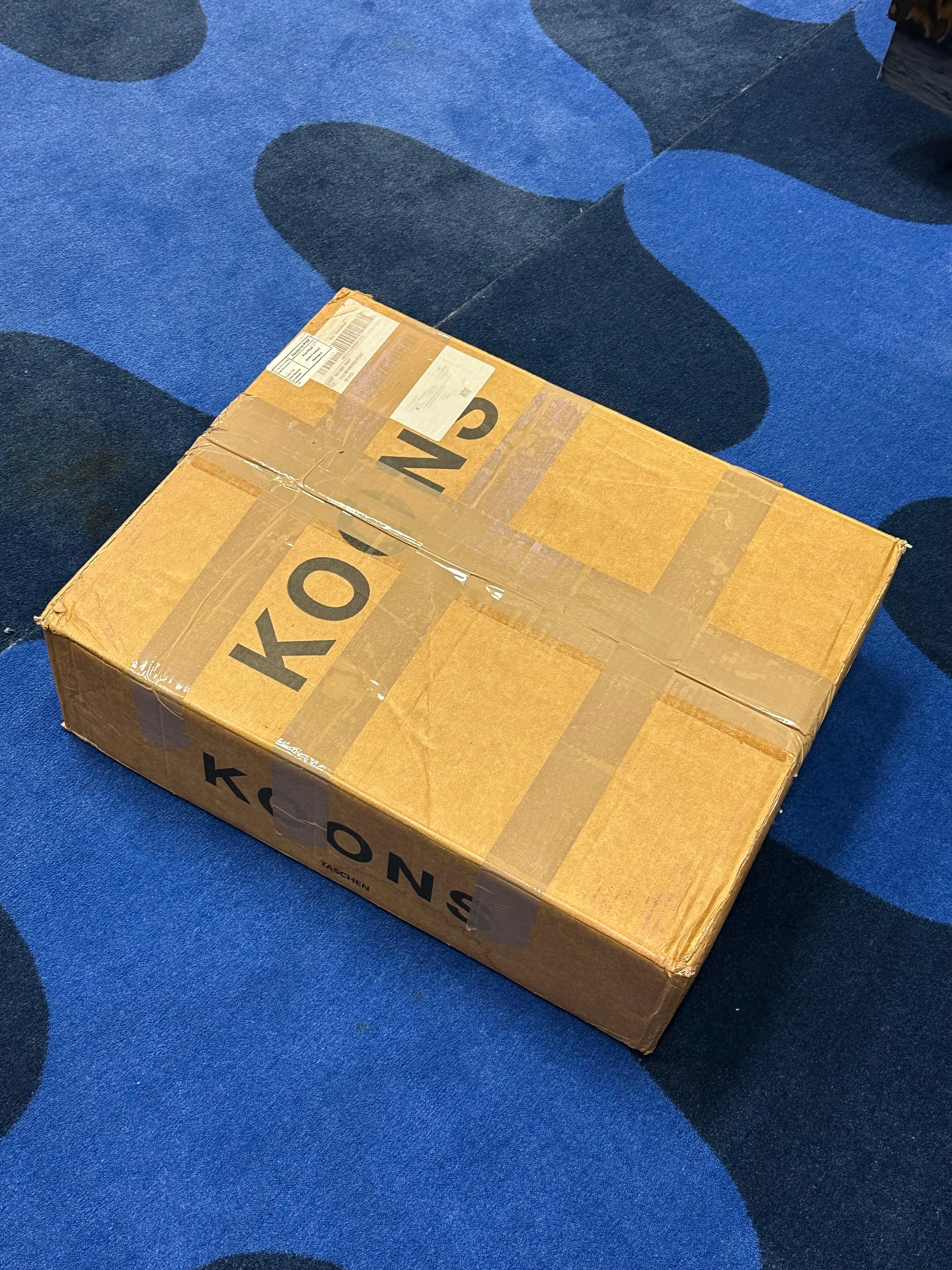 Jeff Koons
2007
#199/1500
Couverture rigide dans un coffret à clapet
33 x 44 cm / 17 3/8 x 13 Inches
606 pages

Publié par Taschen
Édition collector limitée à 1 500 exemplaires, numérotés et signés par Jeff Koons.

En excellent état, intact.

Ce