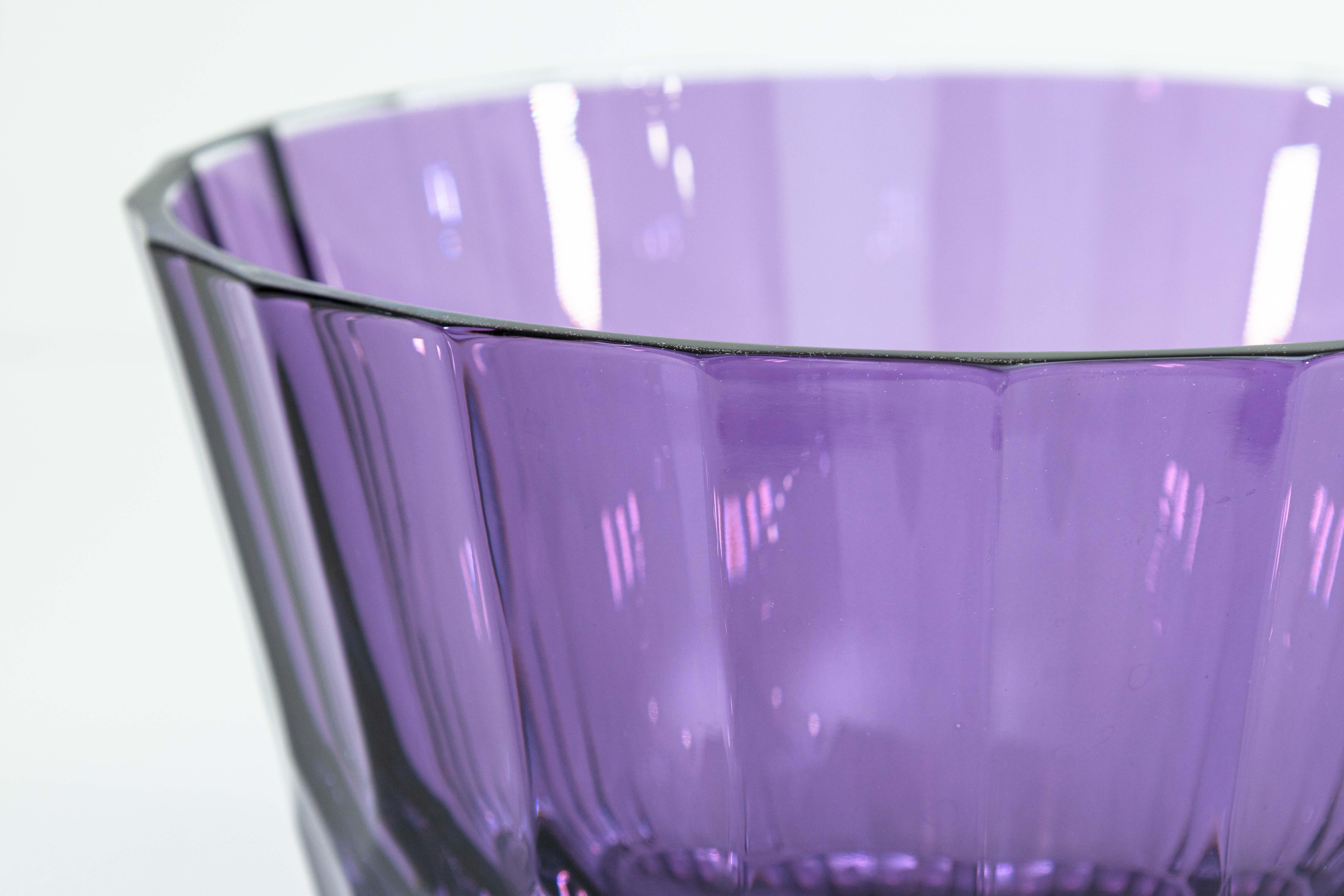 Eine dekorative Kristallschale von Jeff Leatham für Waterford Icon. Dies ist eine schöne Schale mit einem schicken lila Amethyst-Kristall. Diese Schale ist Teil der Icon-Kollektion, einer von Leatham in Zusammenarbeit mit Waterford entworfenen
