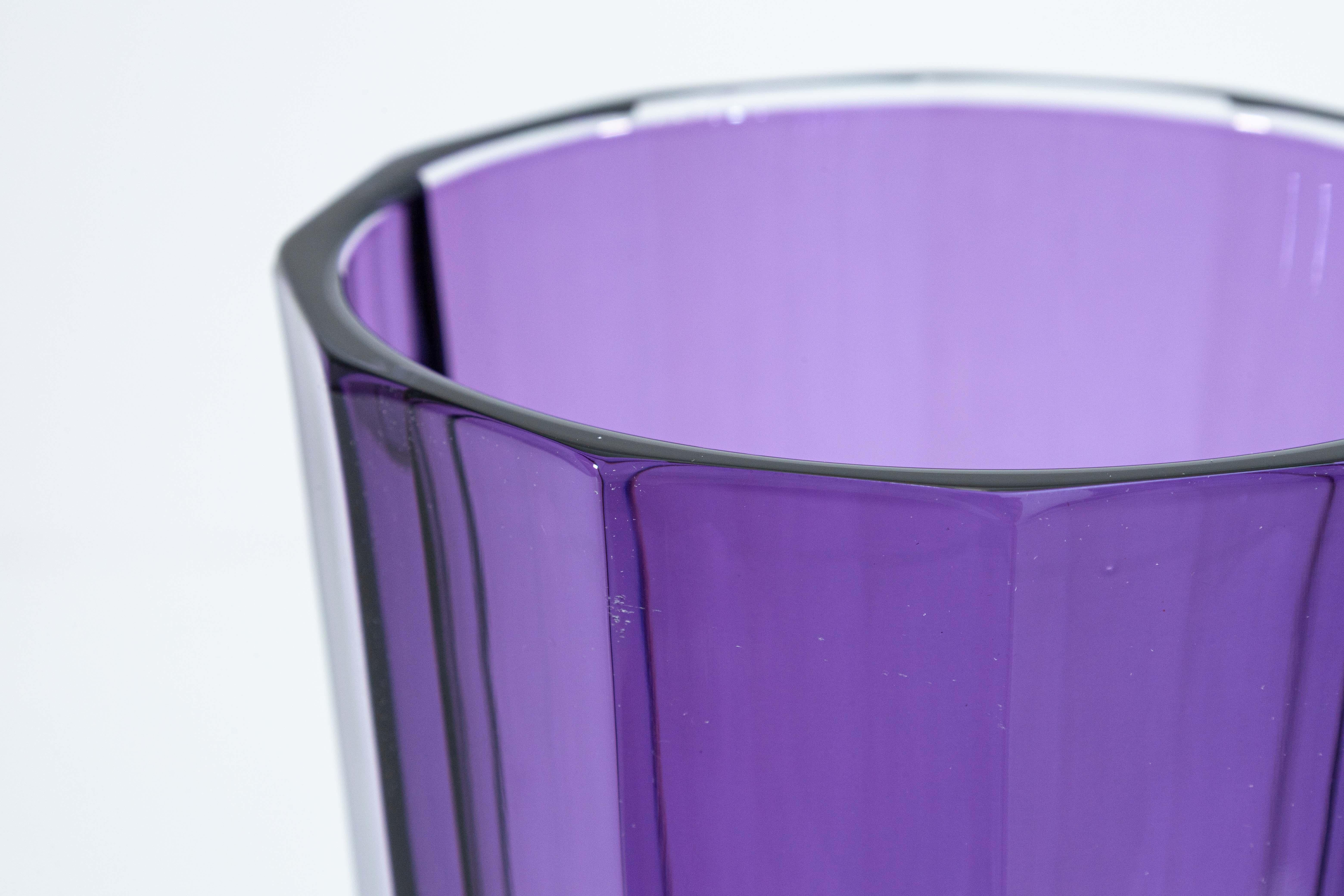 Eine dekorative Kristallvase von Jeff Leatham für Waterford Icon. Dies ist eine schöne Vase in schickem lila Amethyst-Kristall. Diese Vase ist Teil der Icon-Kollektion, einer von Leatham in Zusammenarbeit mit Waterford entworfenen Kollektion. Er