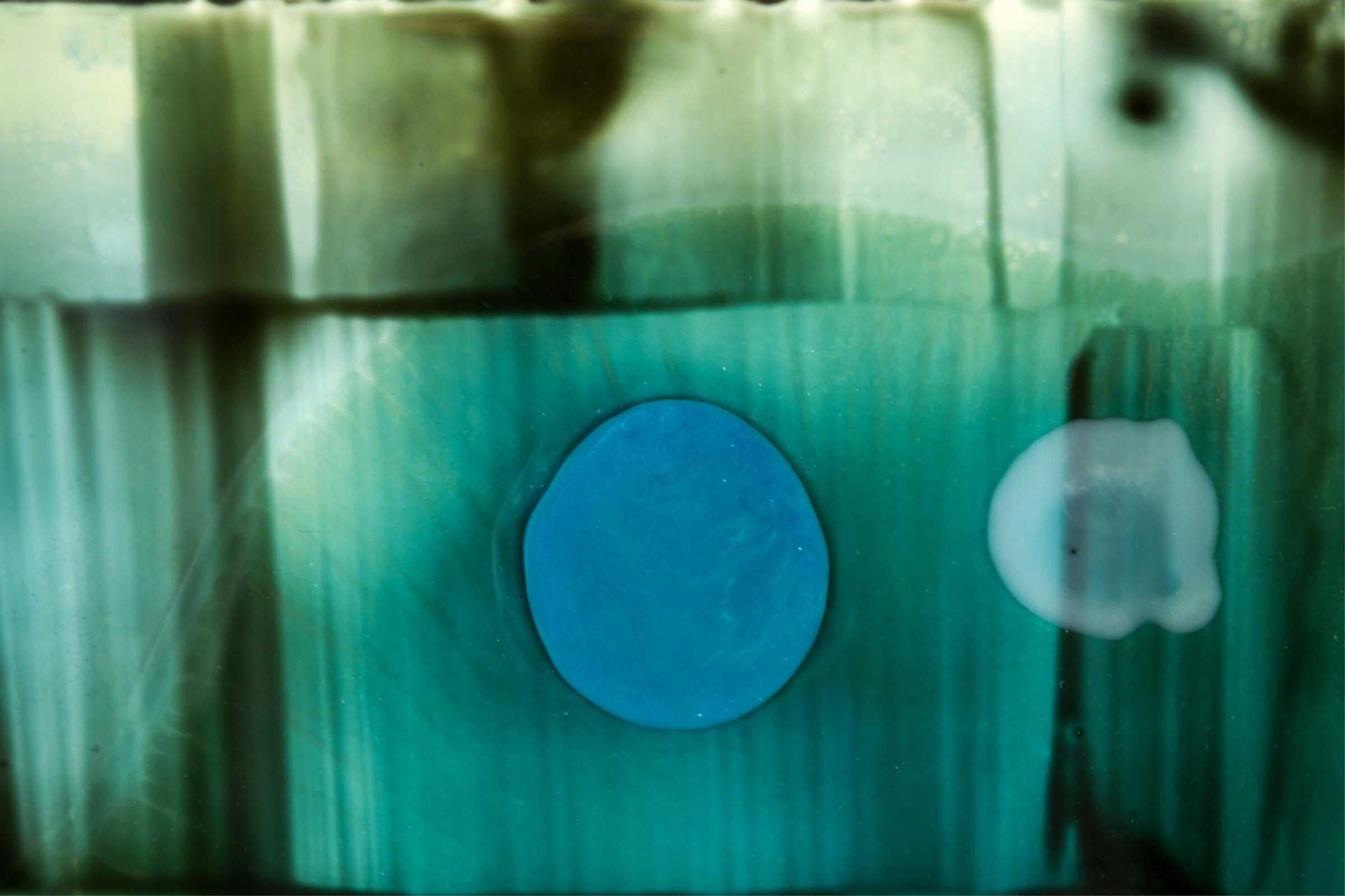 Abstrakte Harztafel von Jeff Leonard in Aqua-Grün und Blau (Moderne) im Angebot