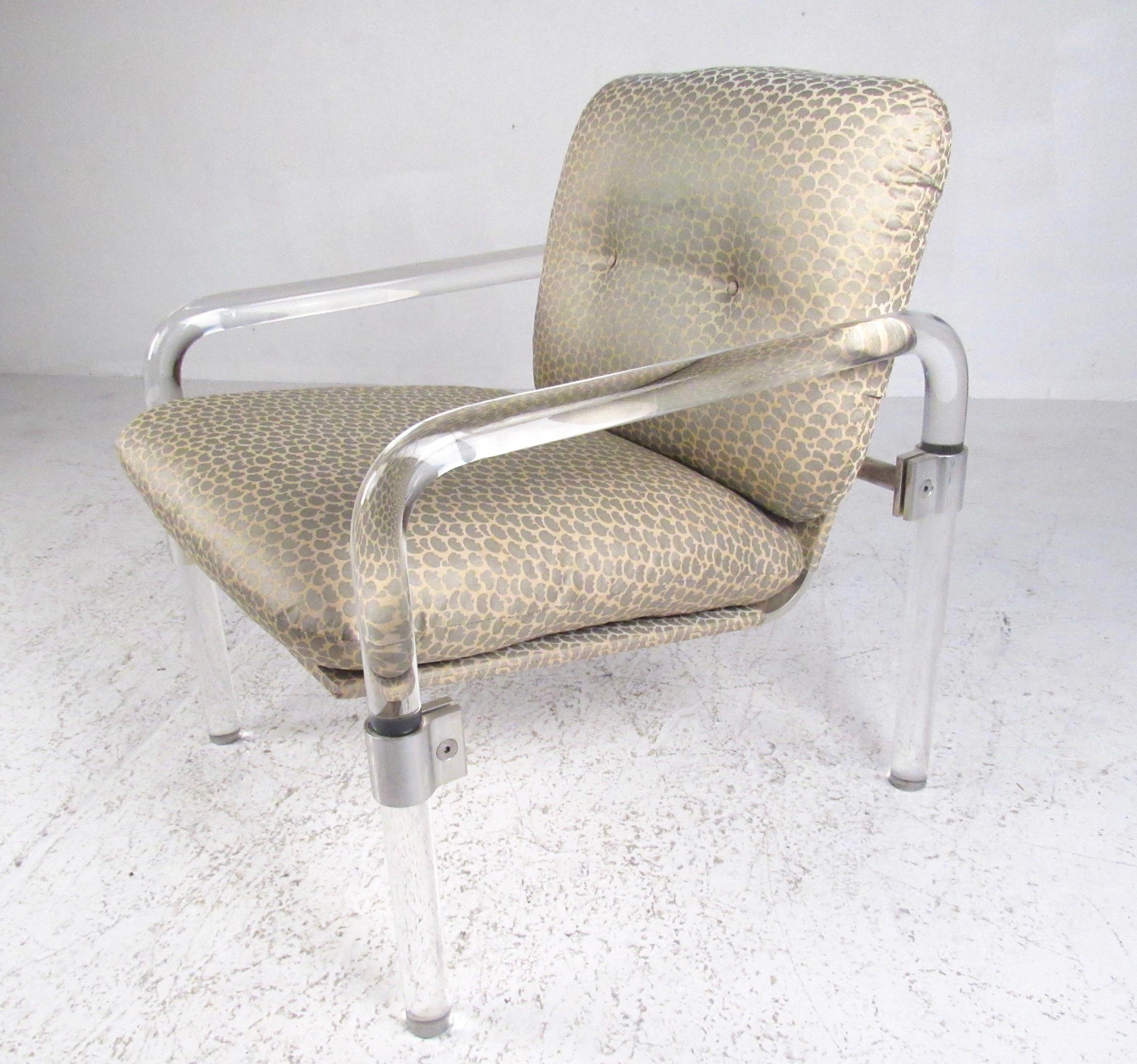 Dieser auffällige Designer-Sessel verfügt über einen formschönen Lucite-Rahmen mit Stahlbeschlägen, der durch einen schönen Vintage-Stoff ergänzt wird. Signiert von dem Designer Jeff Messerschmidt, 1977. Teil seiner 