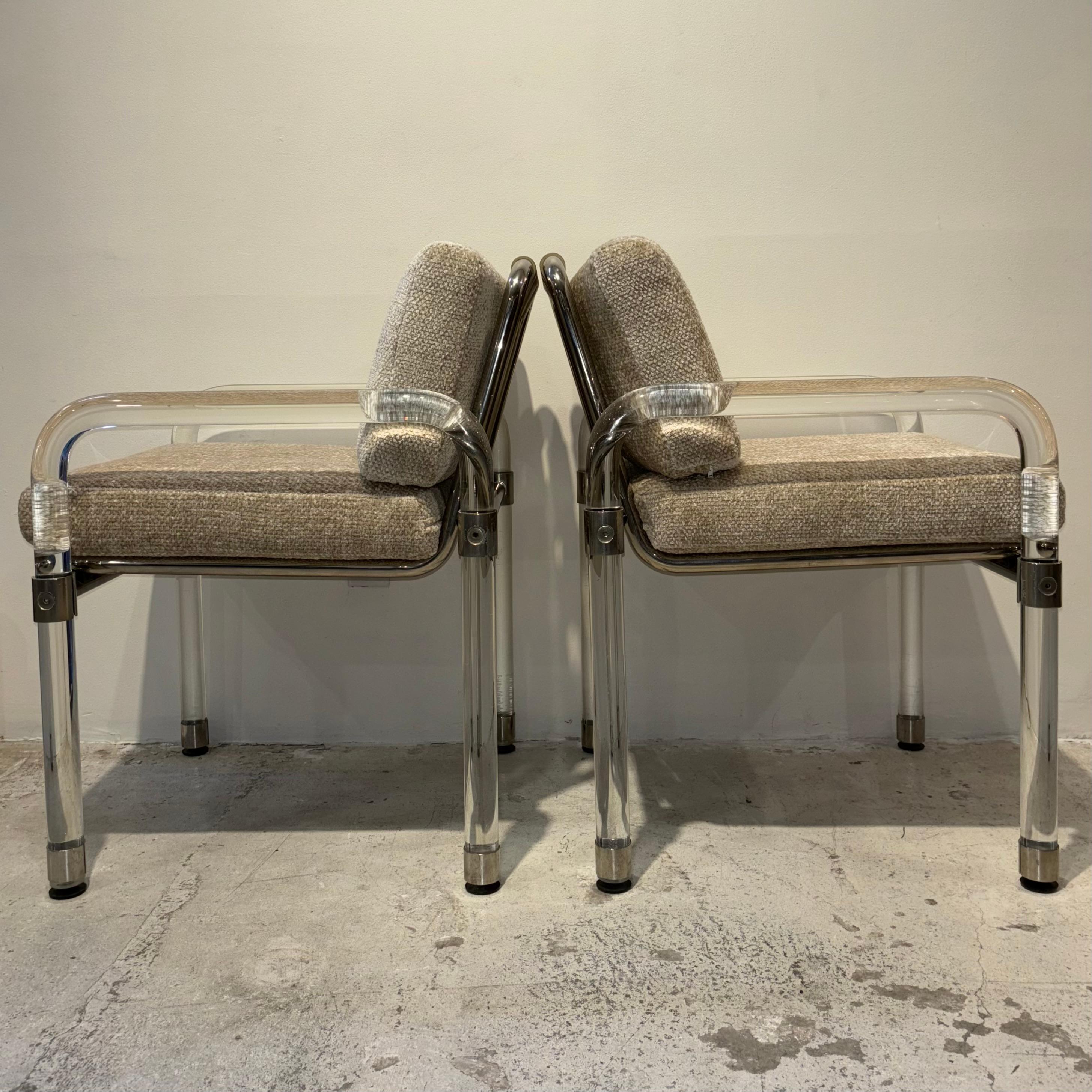 Ein Paar Stühle aus Lucite und cremefarbenem Leder mit Chromdetails von Jeff Messerschmidt

Handsigniert und datiert 