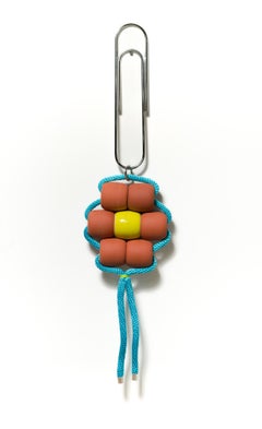 « Fleur perlée 11 », perles de terre cuite surdimensionnées, céramique, sculpture florale suspendue