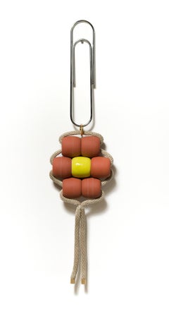 « Fleur perlée 8 », perles de terre cuite surdimensionnées, céramique, sculpture florale suspendue