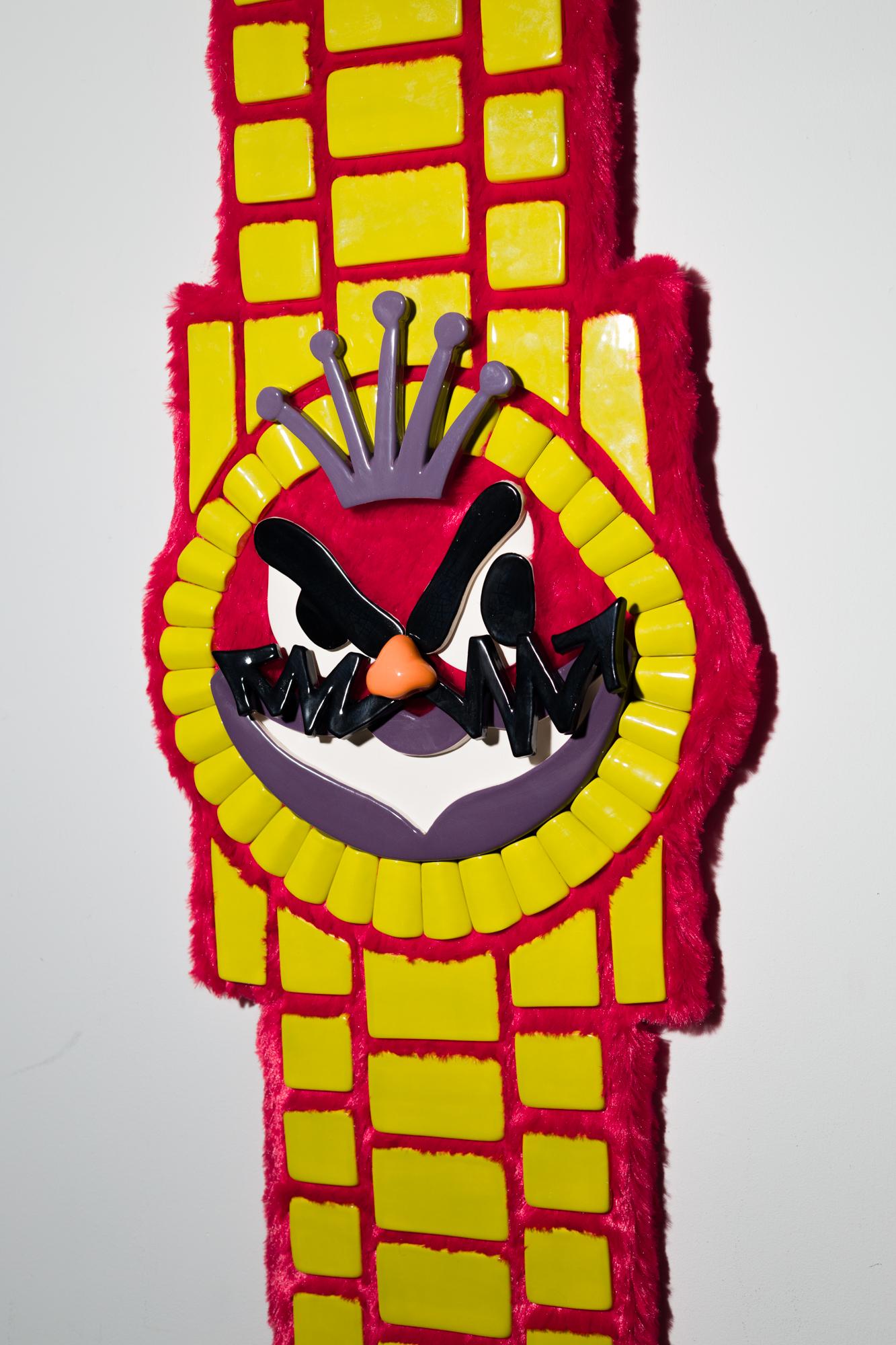 « Don't Wake Daddy » grès, céramique, motif de montre, jouets pour enfants - Contemporain Mixed Media Art par Jeff Rubio