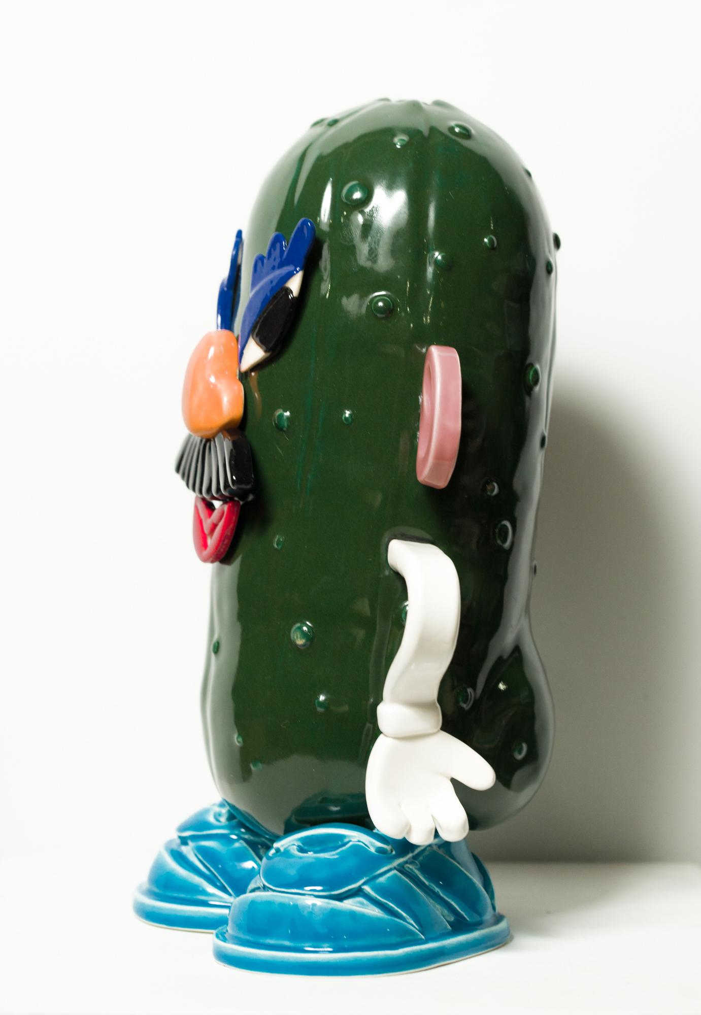 „Pretty Pickle“ Steingut, Keramik, Essen, Kinderspielzeugmotiv, Humor – Sculpture von Jeff Rubio