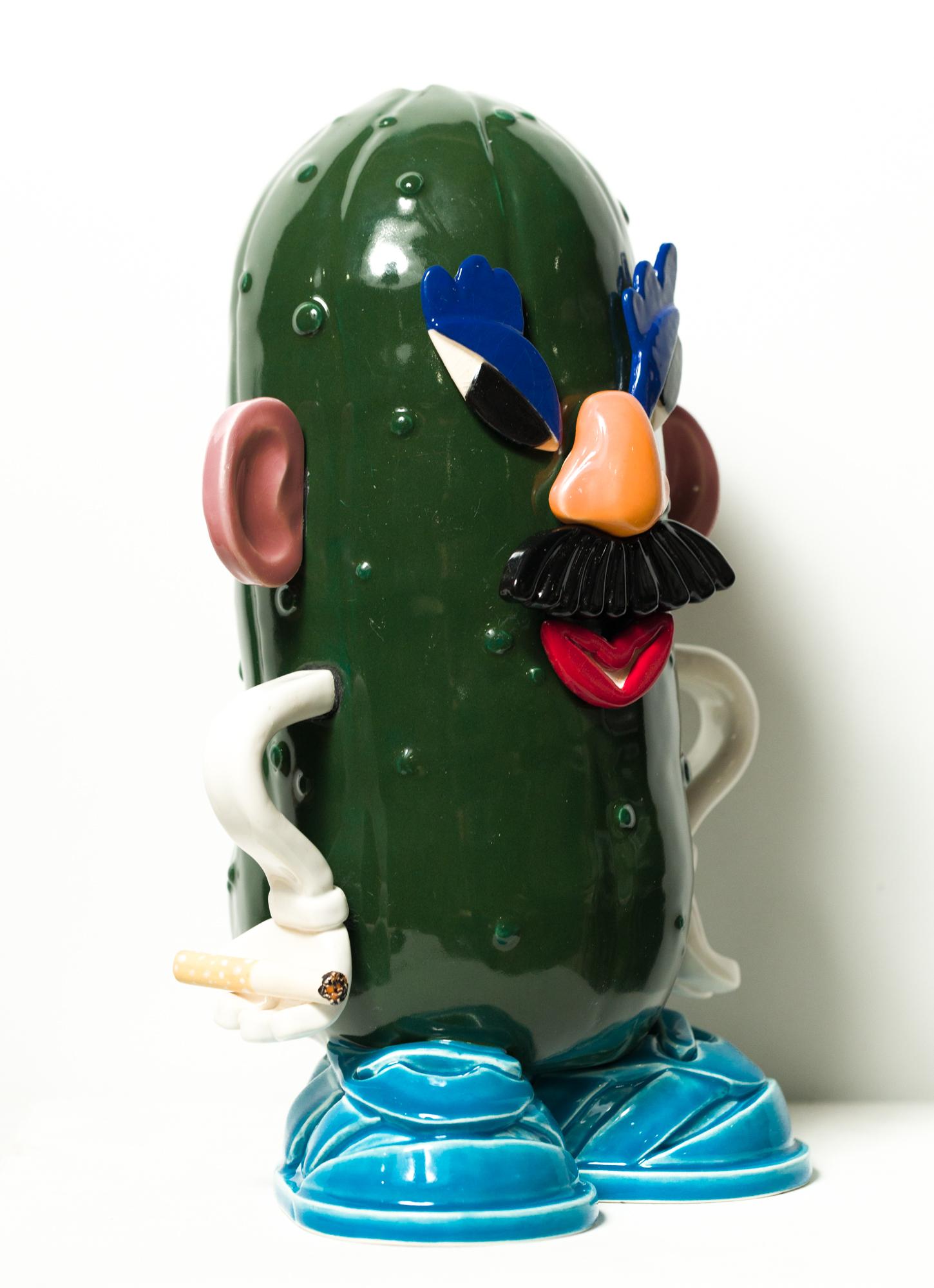 „Pretty Pickle“ Steingut, Keramik, Essen, Kinderspielzeugmotiv, Humor (Blau), Still-Life Sculpture, von Jeff Rubio