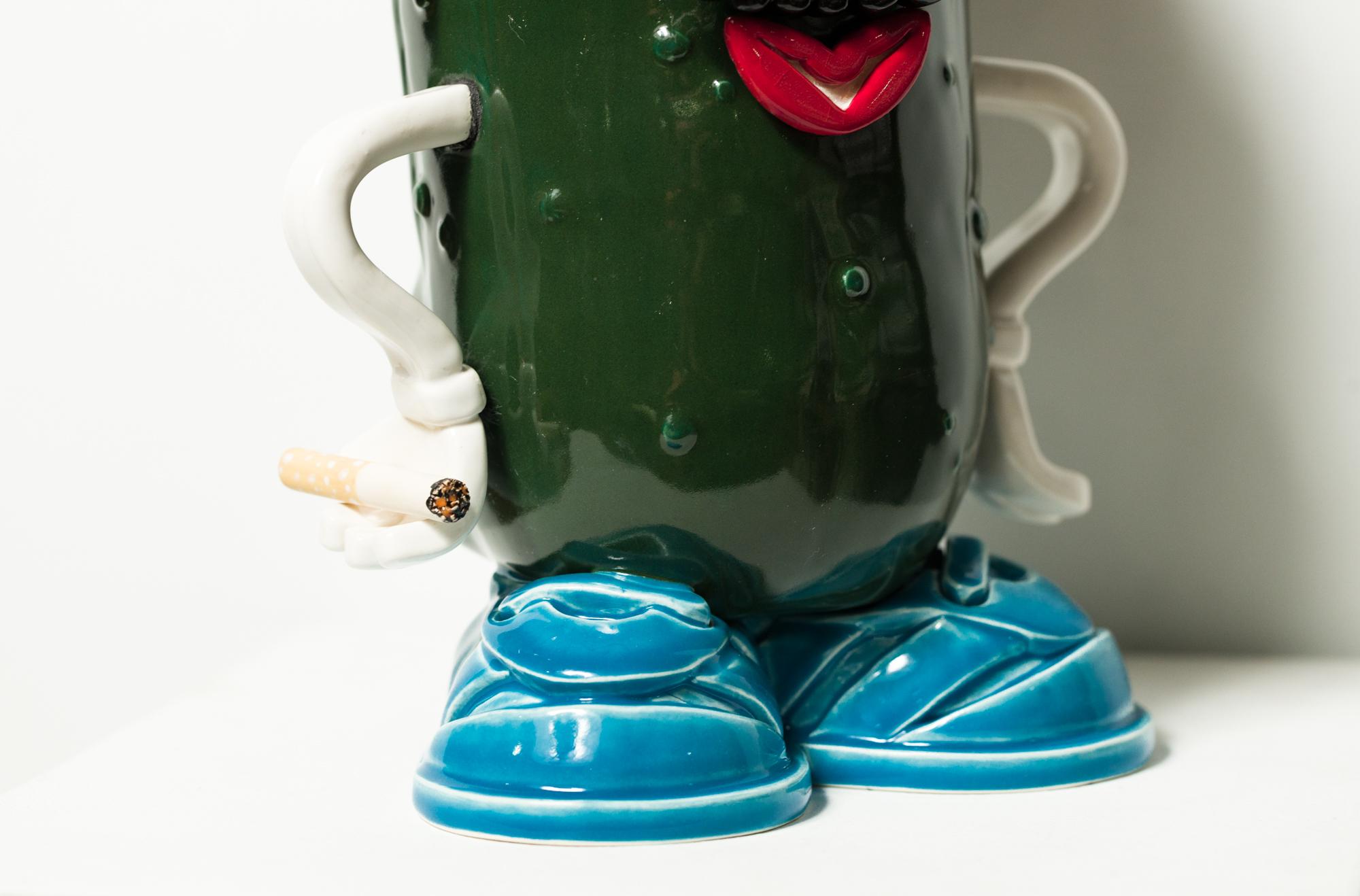 „Pretty Pickle“ Steingut, Keramik, Essen, Kinderspielzeugmotiv, Humor im Angebot 1
