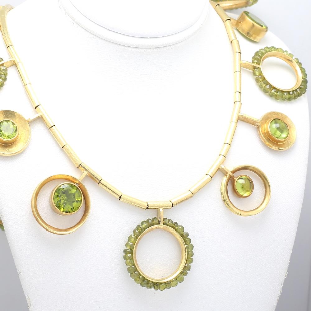 Collana con cerchio di peridoto

Collana a cerchi di peridoto del 21° secolo: Una straordinaria composizione di eleganza geometrica.

Pietra primaria: Peridoto
Colore primario della pietra: Verde
Metalli e materiali: Oro 18k, Oro 22k
Peso totale: