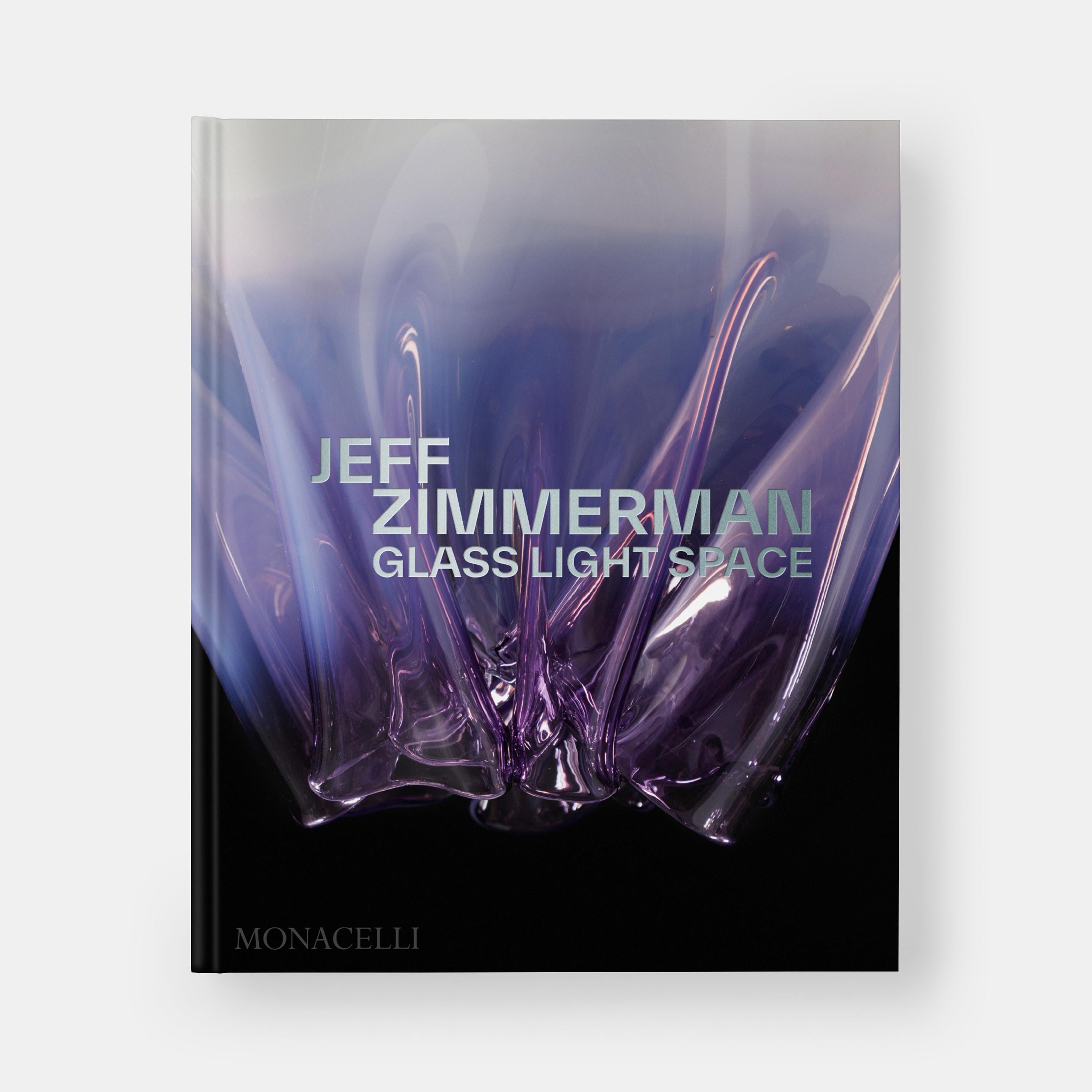 Une décennie d'œuvres spectaculaires du célèbre artiste verrier Jeff Zimmerman, au sommet de sa puissance créatrice.

Couvrant la période la plus créative de la production de cet artiste verrier de premier plan, Jeff Zimmerman : Glass Light Space