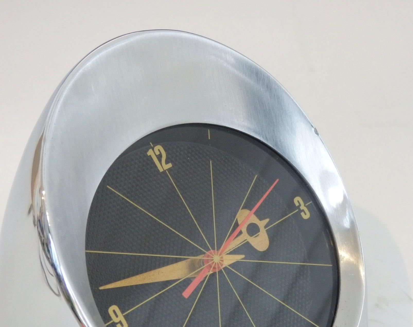 Jefferson 500 Space Age Chrome Rocket Shape Desk Top Clock In Good Condition For Sale In Ferndale, MI