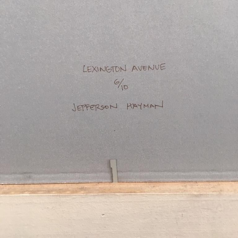 LEXINGTON AVENUE (2011), de Jefferson Hayman, est une photographie au platine vintage en édition limitée,
qui représente la Lexington Avenue de New York pendant une tempête de neige. Encadré dans un cadre en bois fait à la main
cadre, peint à la