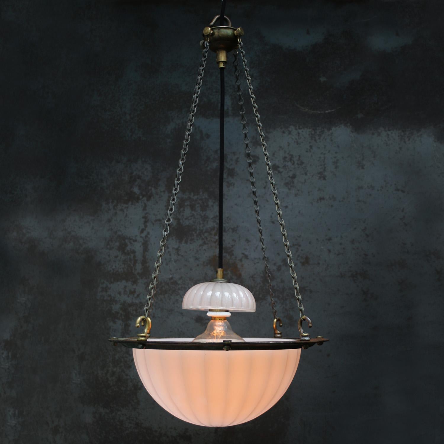 1930 Lámpara colgante Art Decó inglesa de cristal blanco de piedra lunar plafonnier de Jefferson

Cadena de hierro, tejadillo y anilla de latón

Peso: 4,80 kg / 10,6 lb

Precio por unidad. Todas las lámparas se han adecuado a las normas
