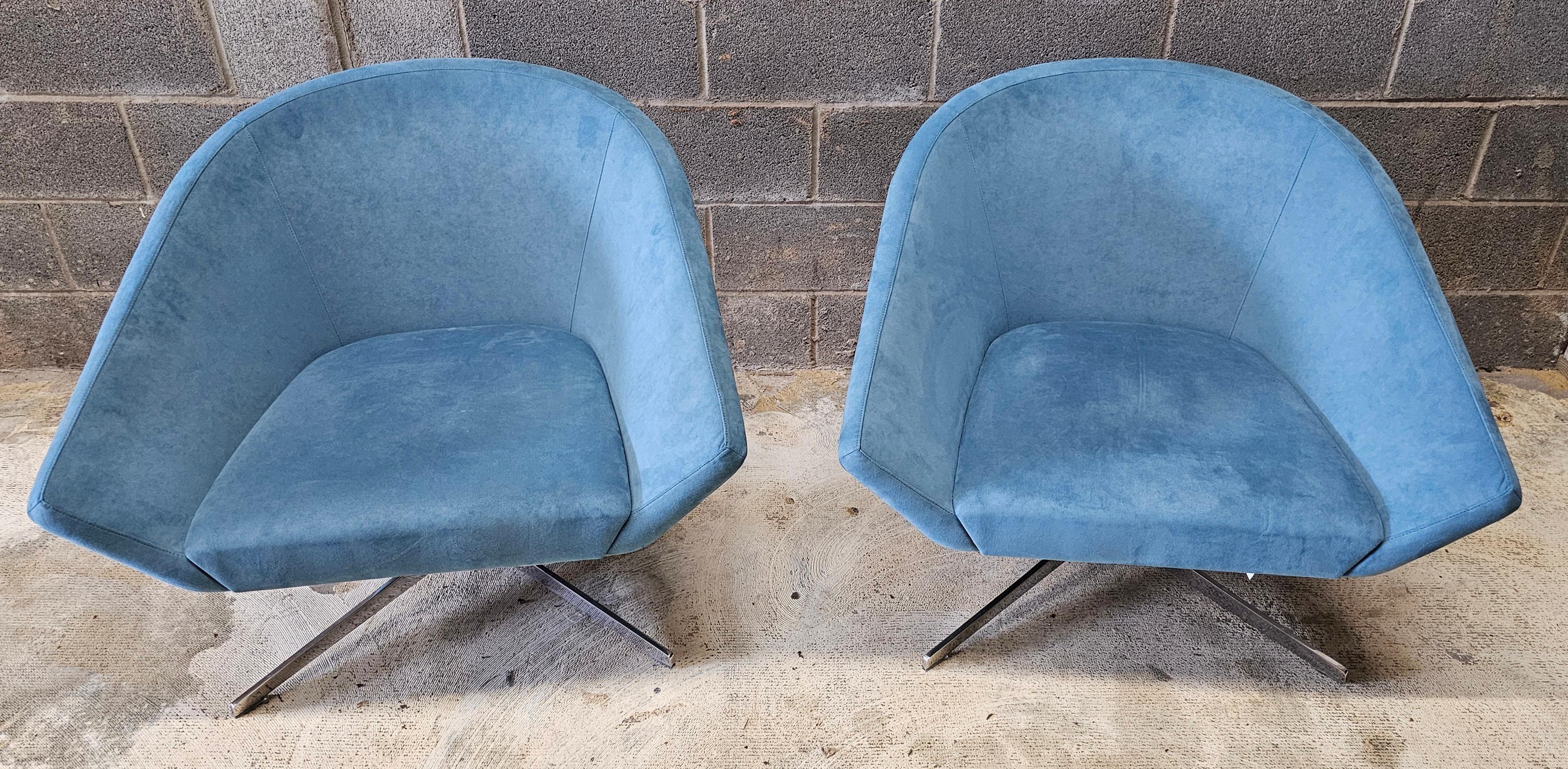 
Un par de muebles Jeffrey Bernett Design para Bernhardt Remy tapizados en piel azul claro con base giratoria en X de aluminio pulido. Mide 34