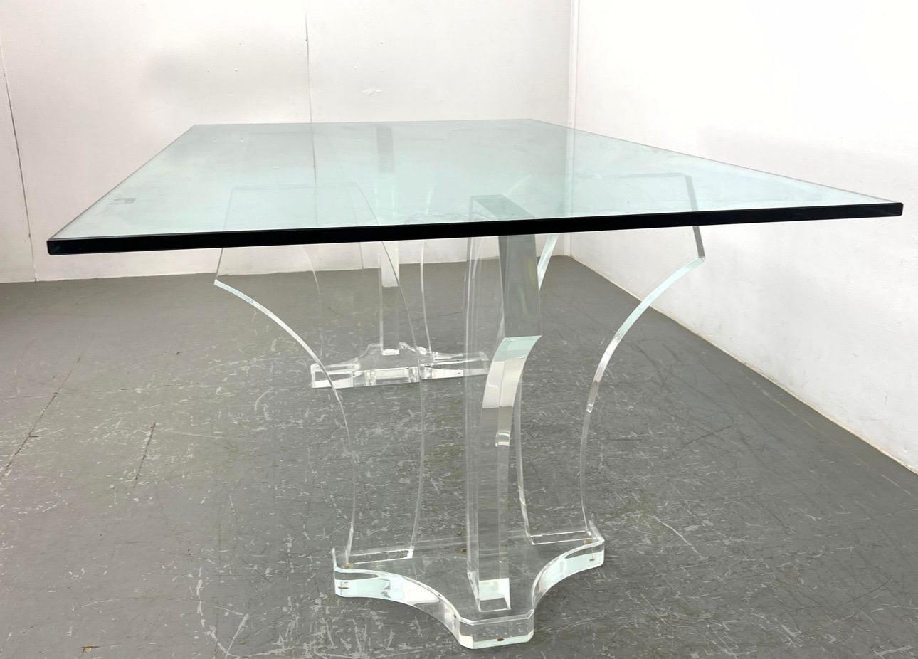 Une découverte extraordinaire. Les bases originales en Lucite soutiennent un monumental plateau en verre. Jeffrey Bigelow. 