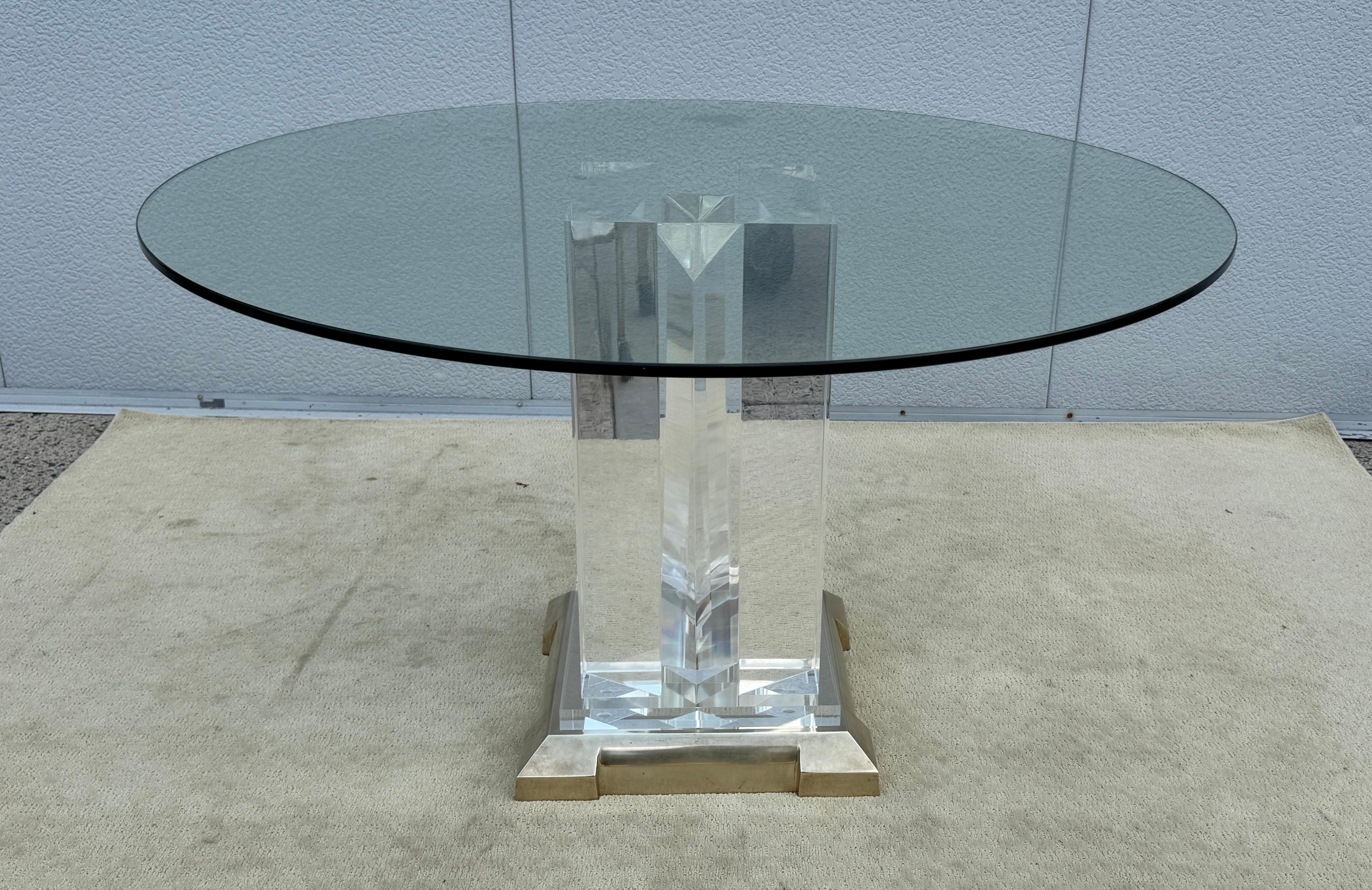 Erstaunlich modernistisches Design 1980's lucite und Bronze Esstisch mit gehärtetem Glasplatte von Jeffrey Bigelow entworfen, in Vintage Originalzustand mit einigen Verschleiß und Patina aufgrund von Alter und Gebrauch, gibt es einige Patina auf die