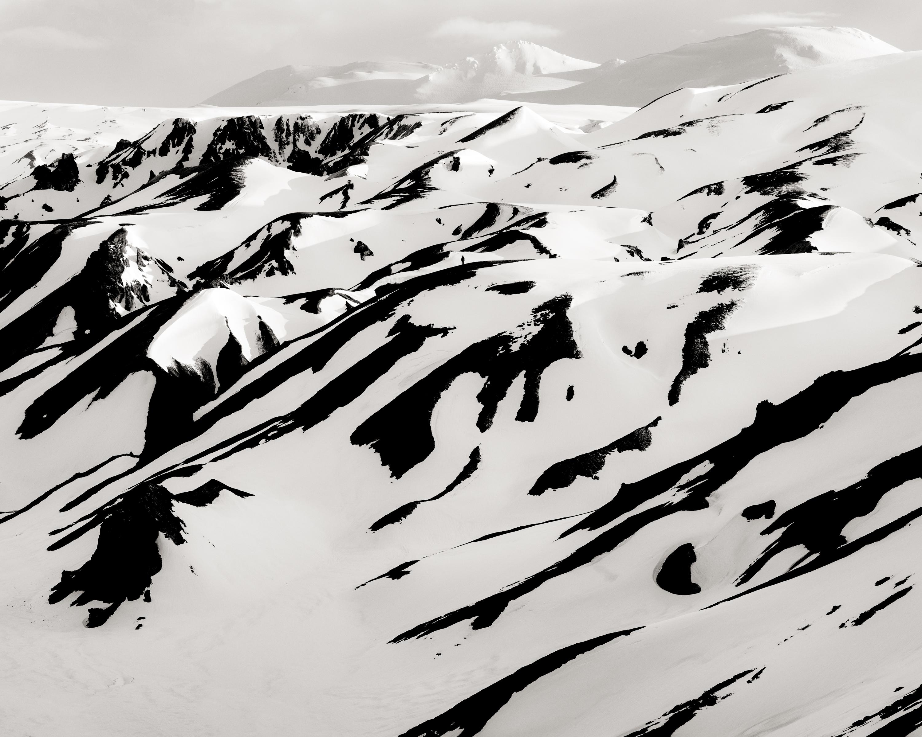 Jeffrey Conley Black and White Photograph – Figur in Vast-Landschaft, Island, 2018 (Gedruckt 2019)