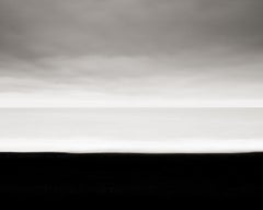 Mitternachtssonne und schwarzer Sandstrand, Island, 2017 (Gedruckt 2023)