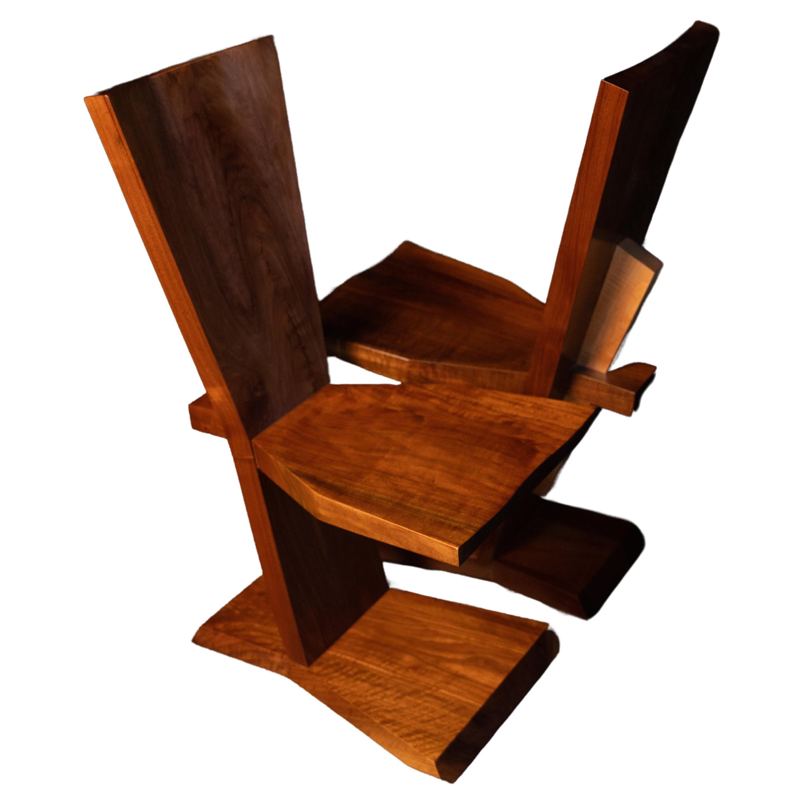 Cette chaise étonnamment confortable et merveilleusement conçue durera pendant des générations. Ces chaises sont fabuleuses groupées autour d'une table de salle à manger à bord vif, mais elles sont tout aussi parfaites seules. Ces deux chaises