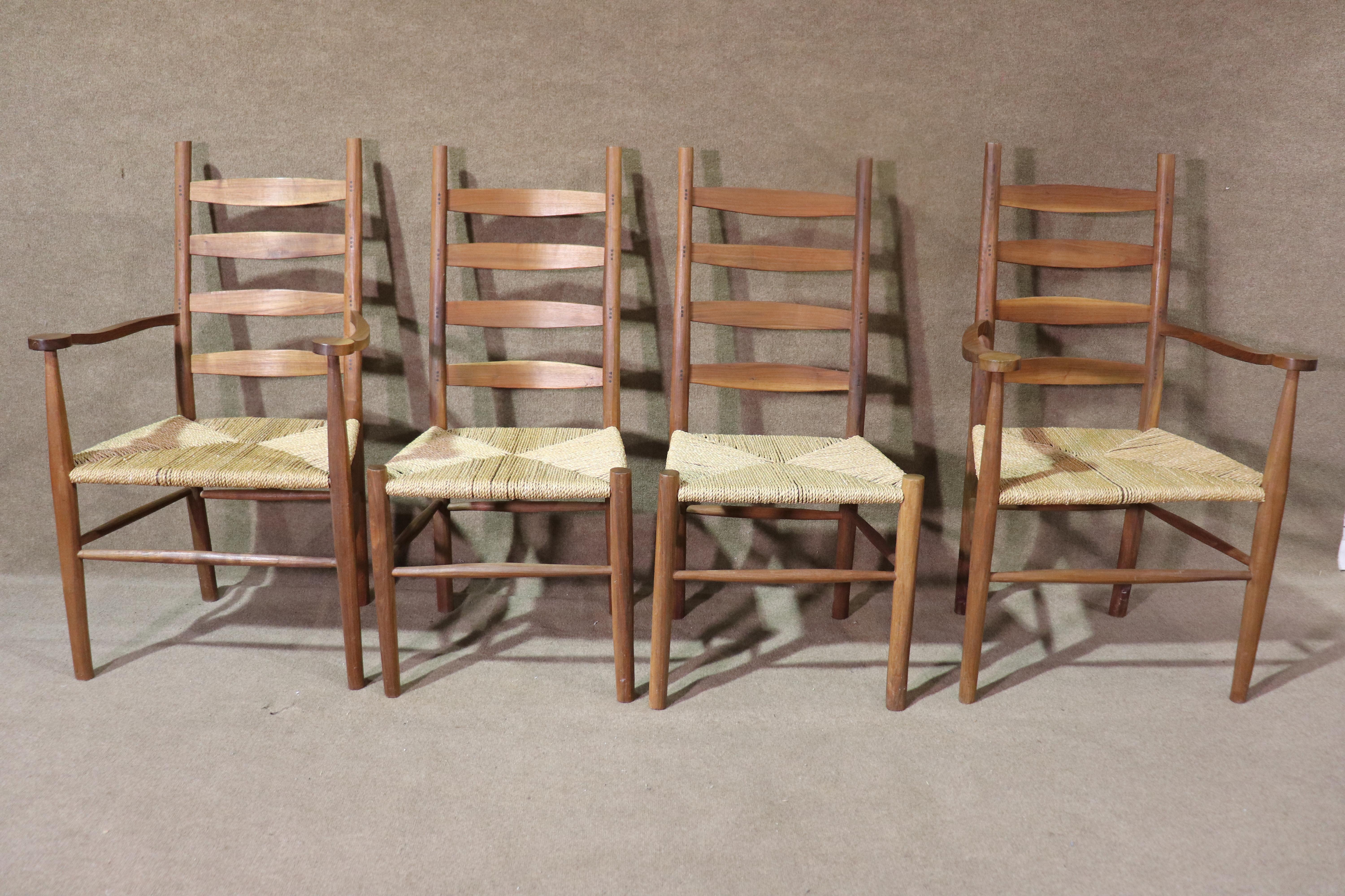 Ensemble de six chaises de salle à manger de style Shakers avec assise en jonc et hauts dossiers en échelle. Conçue par Jeffrey Greene, elle est ornée de clous apparents dans le dos.
Chaises d'appoint : 43 