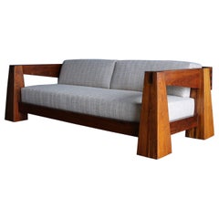 Jeffrey Greene Handgefertigtes Sofa „“ aus Nussbaum und Pyramiden,  um 1980