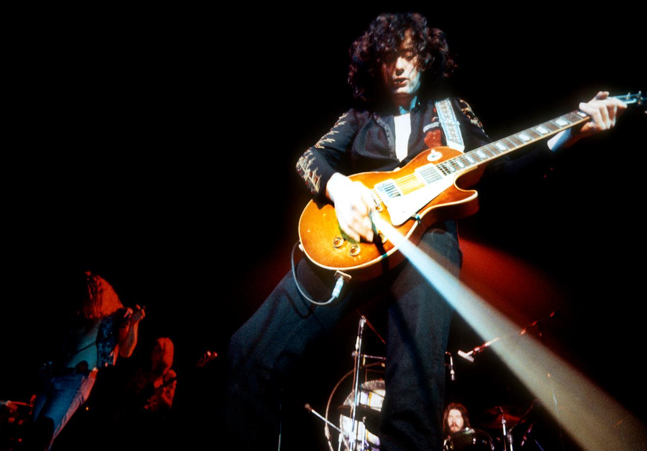 Aufgenommen im Forum in Inglewood, Kalifornien, 1972 während der Tournee zur Unterstützung des unbetitelten vierten Studioalbums von Led Zeppelin, das gemeinhin Led Zeppelin IV genannt wird. Dieses Bild wurde von Jimmy Page ausgewählt, um in seinem