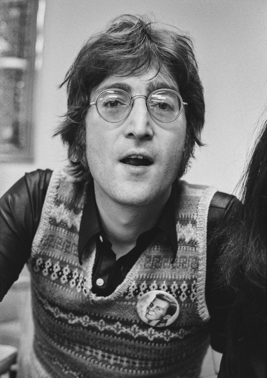 Gros plan de John Lennon, en juin 1971. Il a été photographié alors que John et Yoko visitaient la radio WPLJ à New York pour une interview avec Alex Bennett. La session a été organisée pour souligner l'adaptation de la station au nouveau format