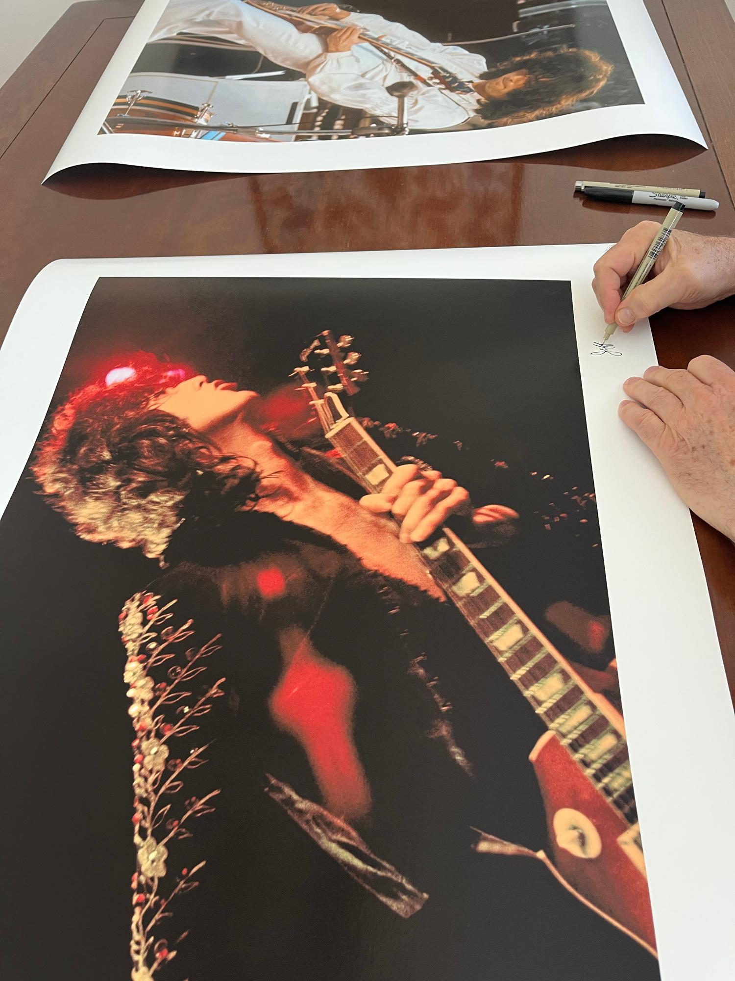 Led Zeppelin #B3 Jimmy Page (Schwarz), Color Photograph, von Jeffrey Mayer