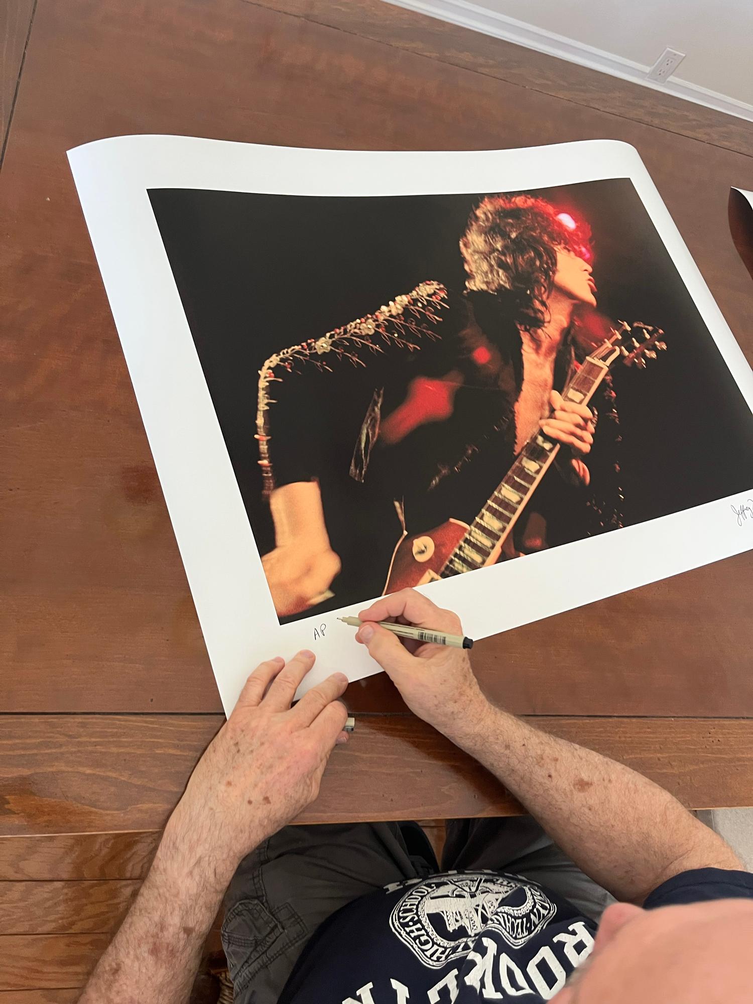 Jimmy Page sprintet 1972 im Forum über die Bühne

Pigmentdruck auf 100% Baumwollpapier mit satinierter Barytbeschichtung. Es ist aus einer limitierten Serie, die von FATHOM herausgegeben wird.  Art in Los Angeles und ist Teil einer Wanderausstellung