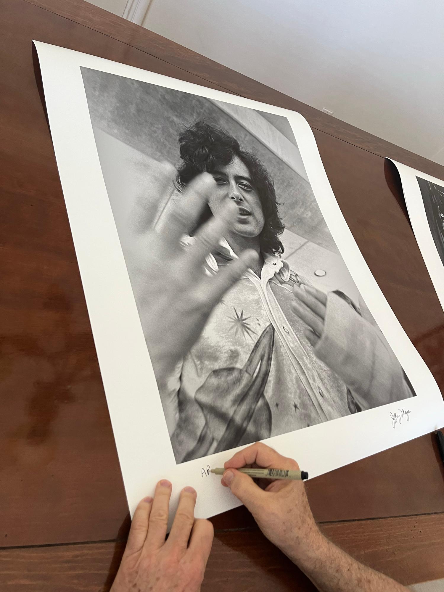 Jimmy Page llega a SanFrancisco con la mano entablillada antes del Concierto en el Estadio Kezar, 1973. Fotografía tomada en SFO antes del concierto.

Acerca de la impresión:
Impresión con pigmentos de archivo sobre papel 100% algodón con acabado