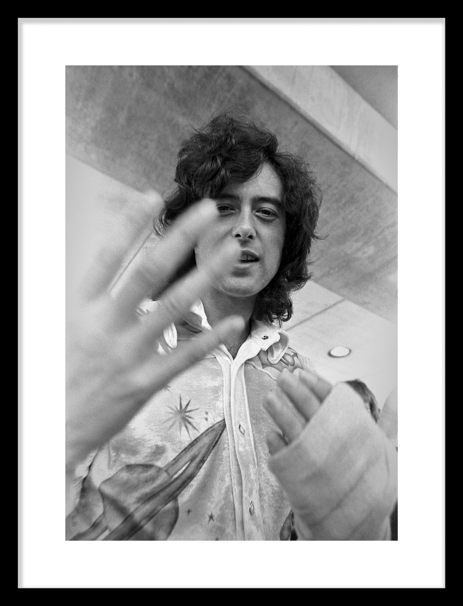 Led Zeppelin #C2 - Photo inédite de Jimmy Page à SFO avec sa main enveloppée...