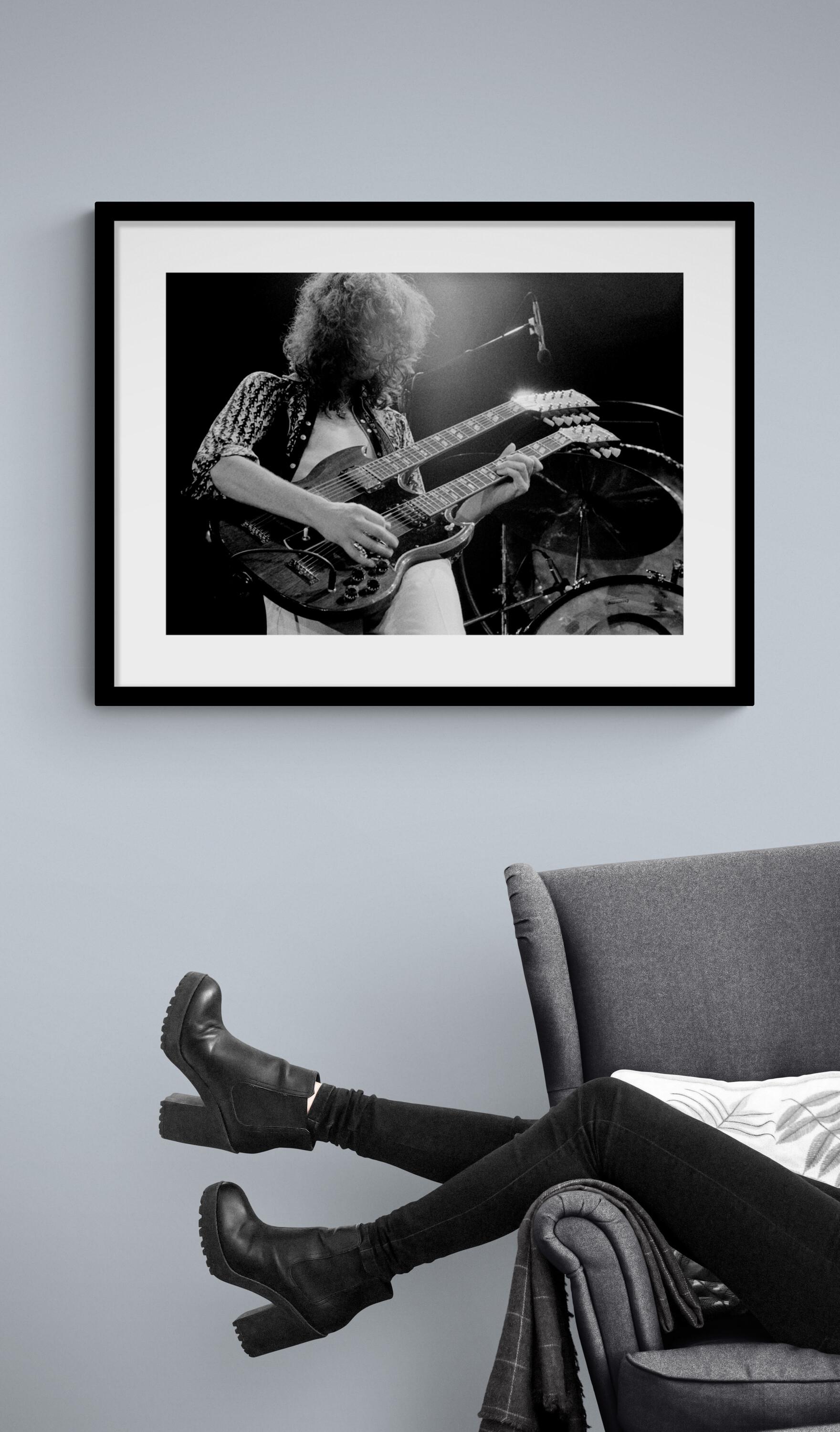 Led Zeppelin #F2 Jimmy Page Doppelhalsgitarre – Photograph von Jeffrey Mayer