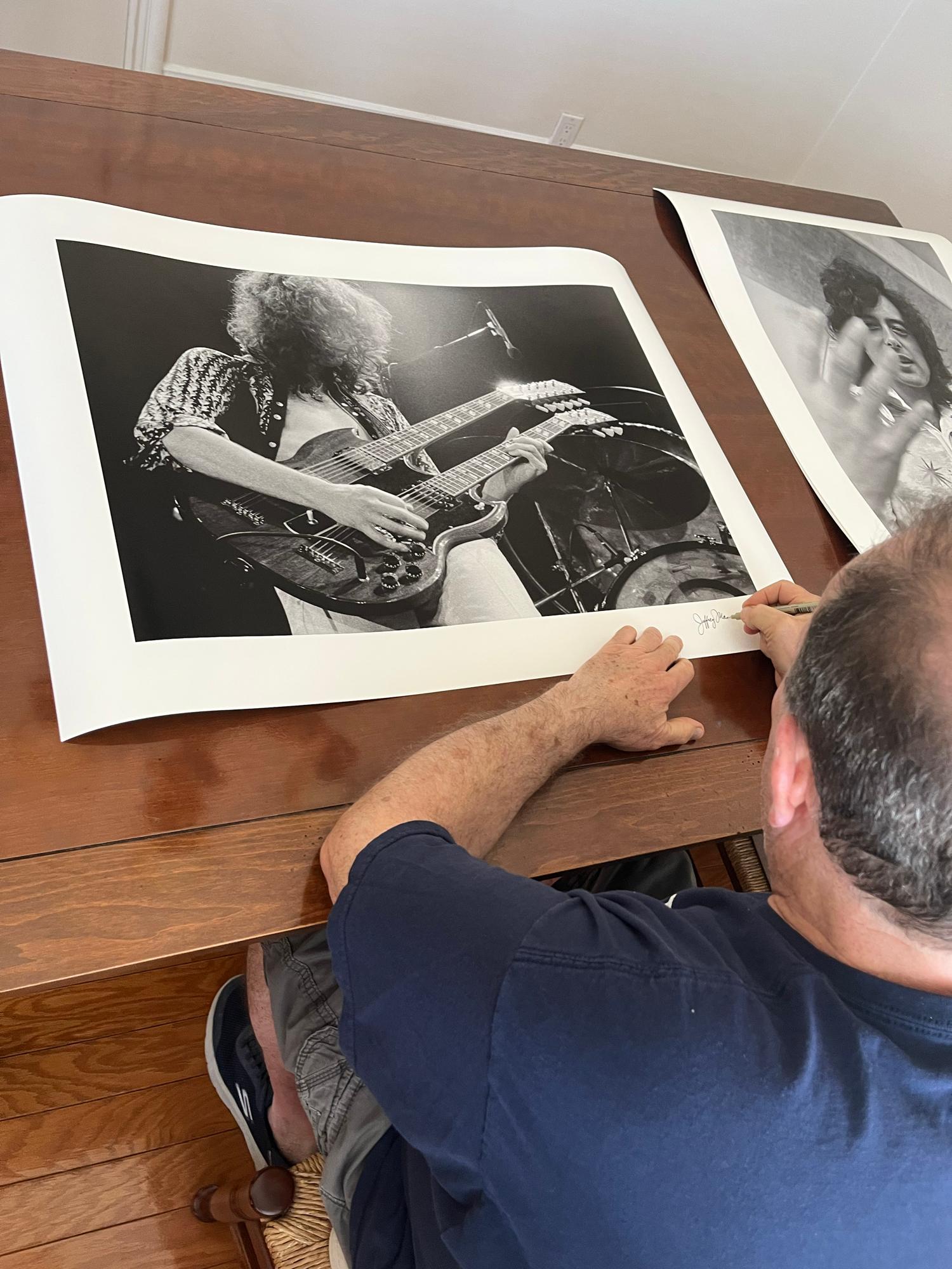 Nahaufnahme von Jimmy Page beim Spielen seiner Gibson EDS-1275 Double Neck im Konzert mit Led Zeppelin. Aufgenommen in Long Beach, Kalifornien, 1975.

Über den Druck:
Pigmentdruck auf 100% Baumwollpapier mit satinierter Barytbeschichtung. Es ist aus